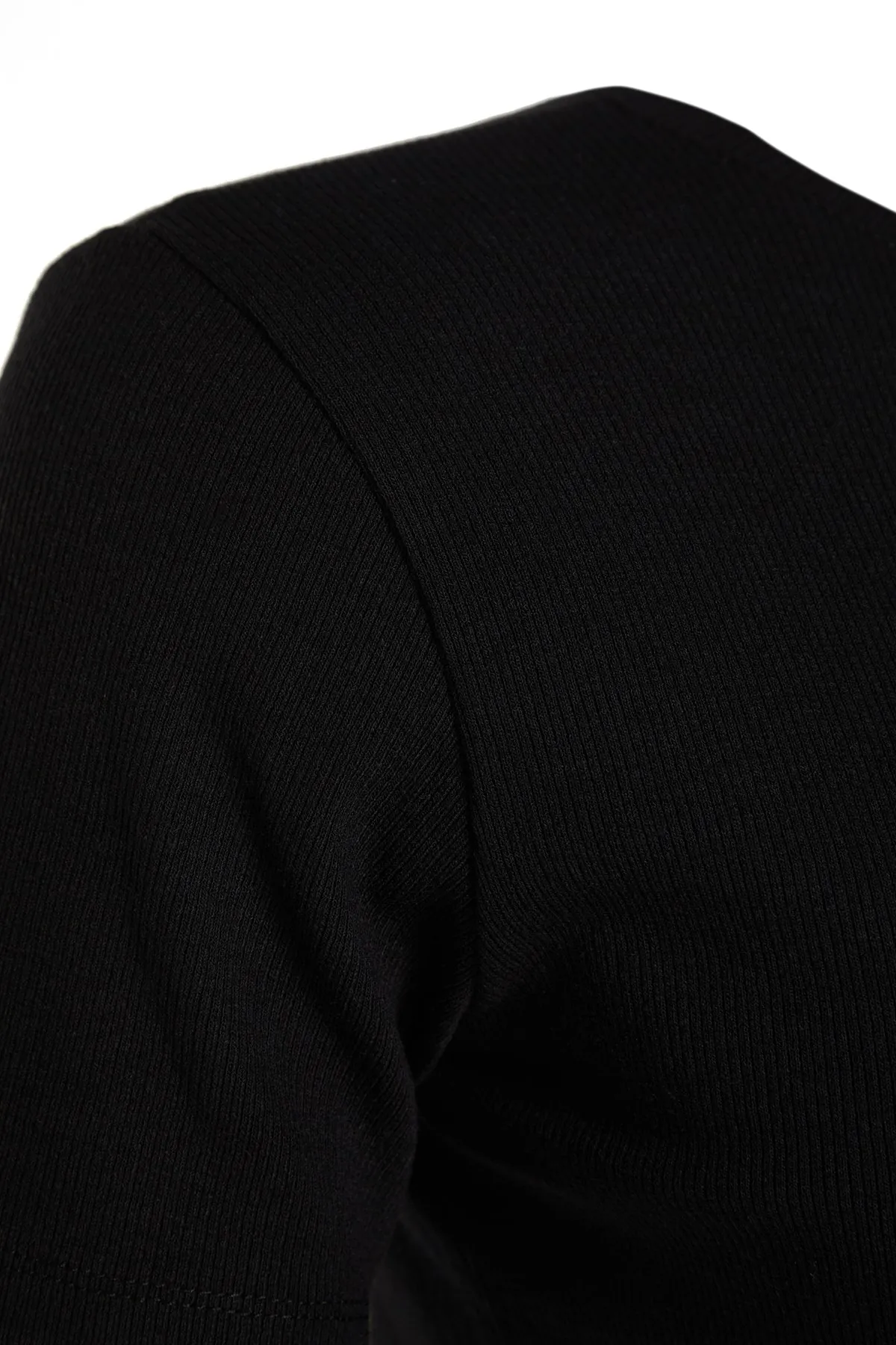 Trendyol Curve  Schwarzes, kurz geschnittenes Strick-T-Shirt mit Rundhalsausschnitt TBSSS22TS2107