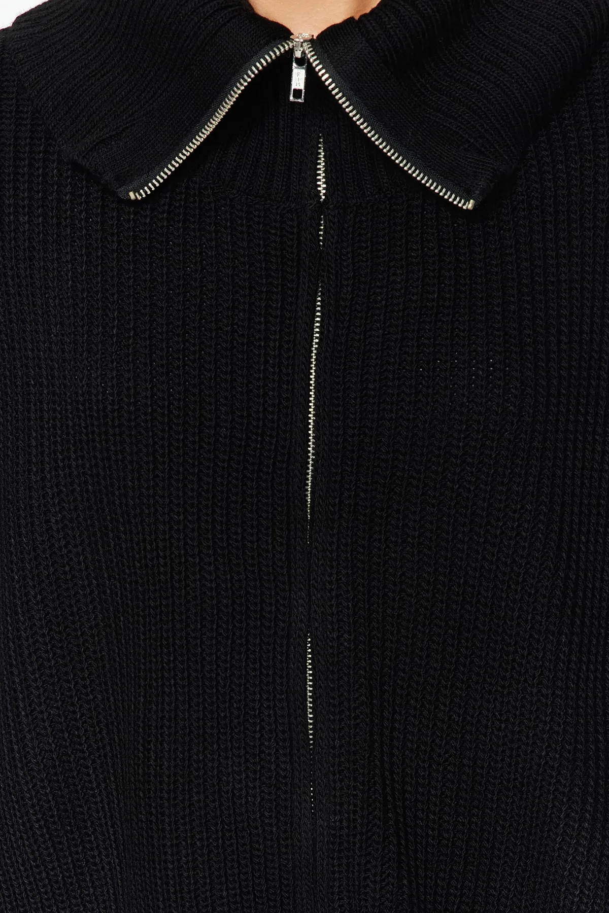 Trendyol Collection  Schwarzer Strick-Cardigan mit Degaje-Kragen und Reißverschluss TWOAW24HI00072