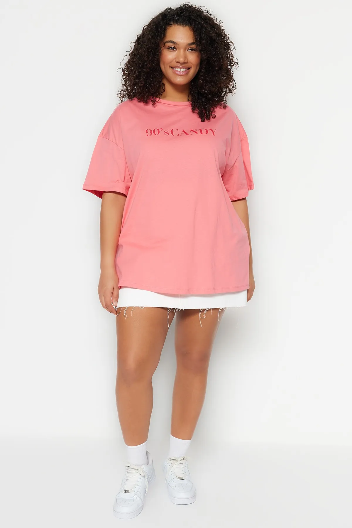 Trendyol Curve  Rosafarbenes, weit geschnittenes, bedrucktes Strick-T-Shirt mit Rundhalsausschnitt TBBSS23BF00015