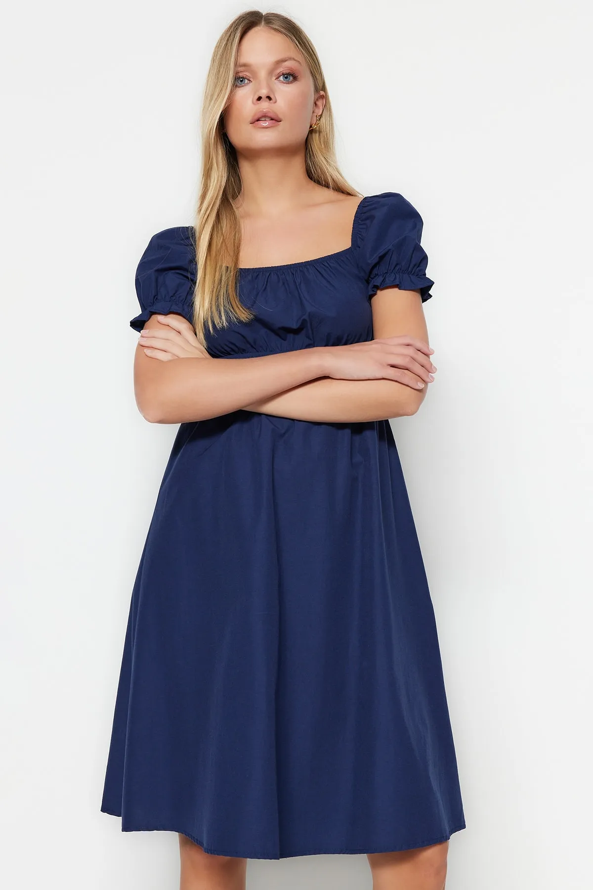Trendyol Collection  Marineblaues Midi-Webkleid mit Ballonärmeln und Taillenöffnung TWOSS22EL1768