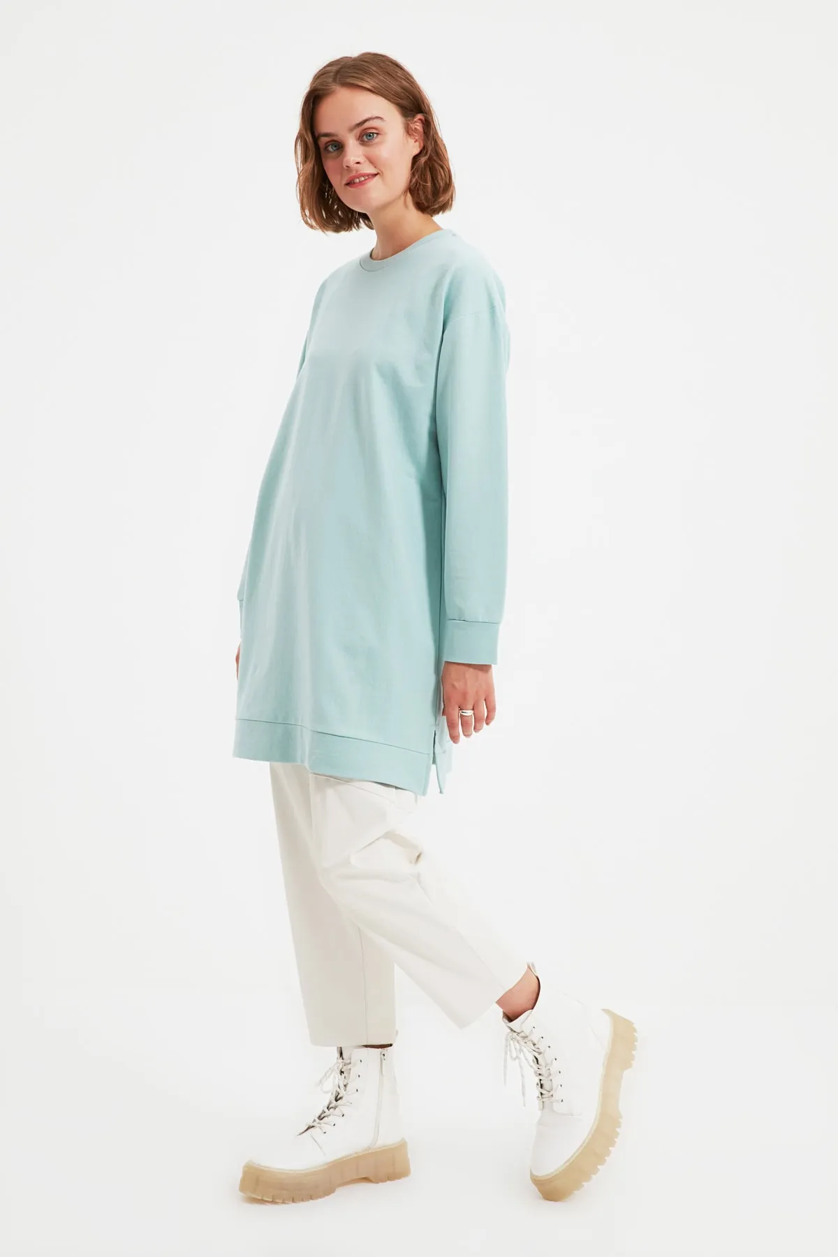 Trendyol Modest  Wassergrünes Basic-Strick-Sweatshirt mit Rundhalsausschnitt und Schlitz und detailliertem Ausschnitt TCTAW22TW0138