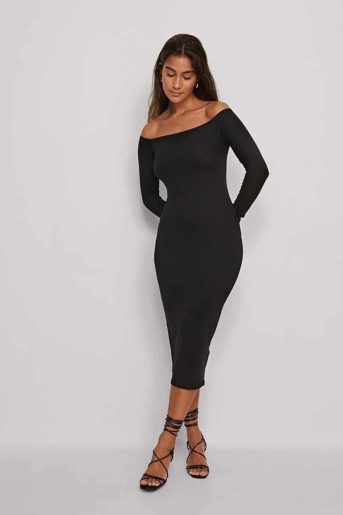NA-KD  Geripptes, schulterfreies Midikleid
