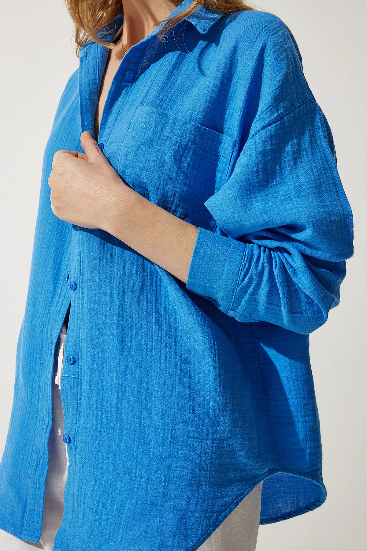 Happiness İstanbul  Blaues Oversize-Musselinhemd für Damen mit Taschen MX00150