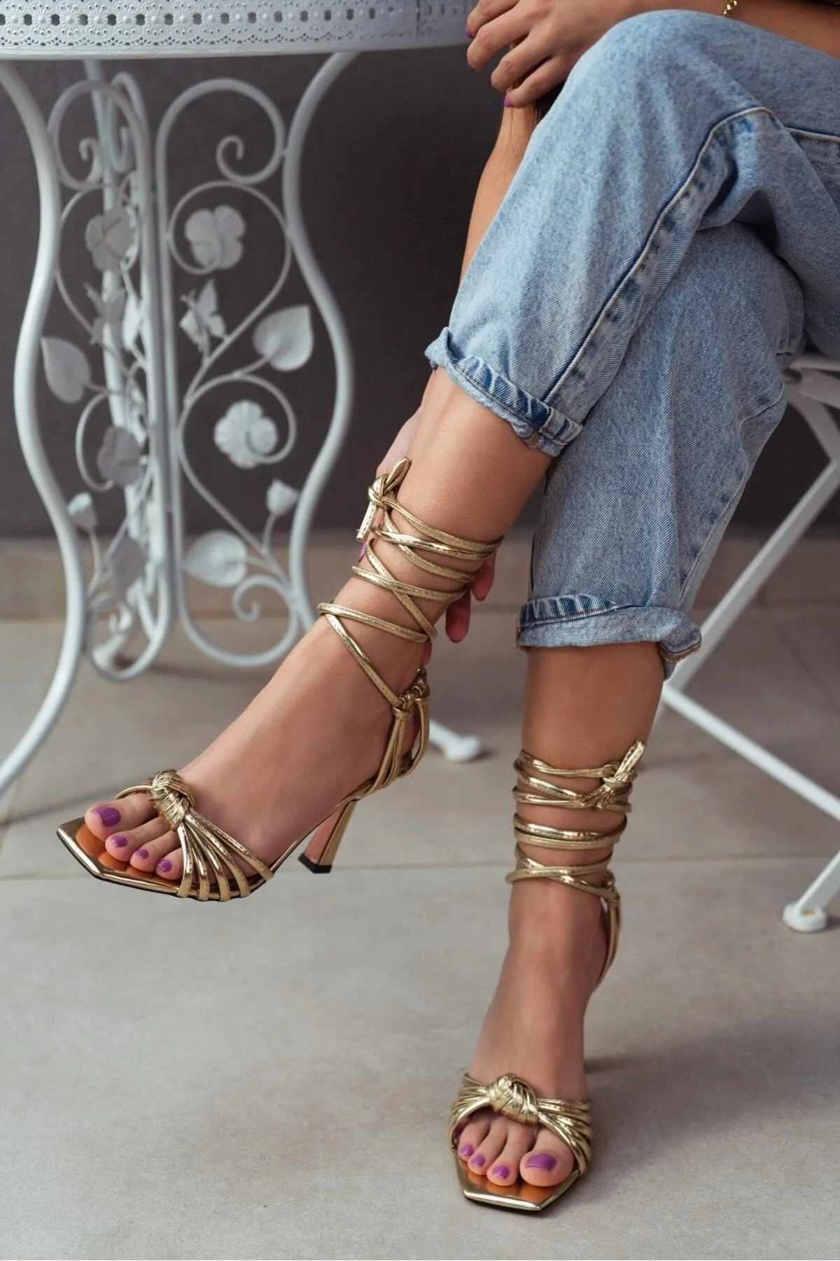 NİŞANTAŞI SHOES  Lupine Metallic Gold Damen-Sandalen mit Knöchelriemen und Absatz