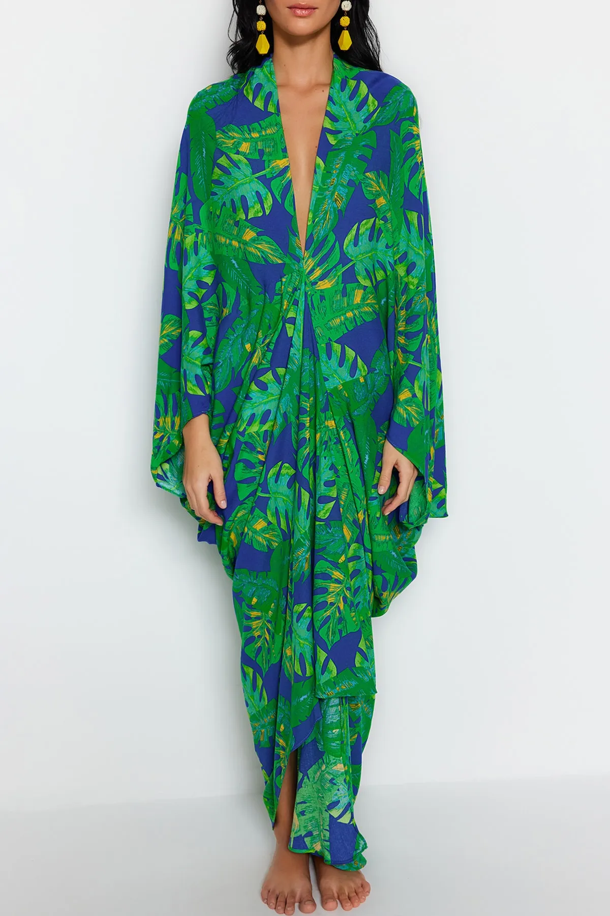 Trendyol Collection  Tropisch gemustertes, weit geschnittenes Maxi-Strandkleid aus Webstoff mit Raffung TBESS23EL00274