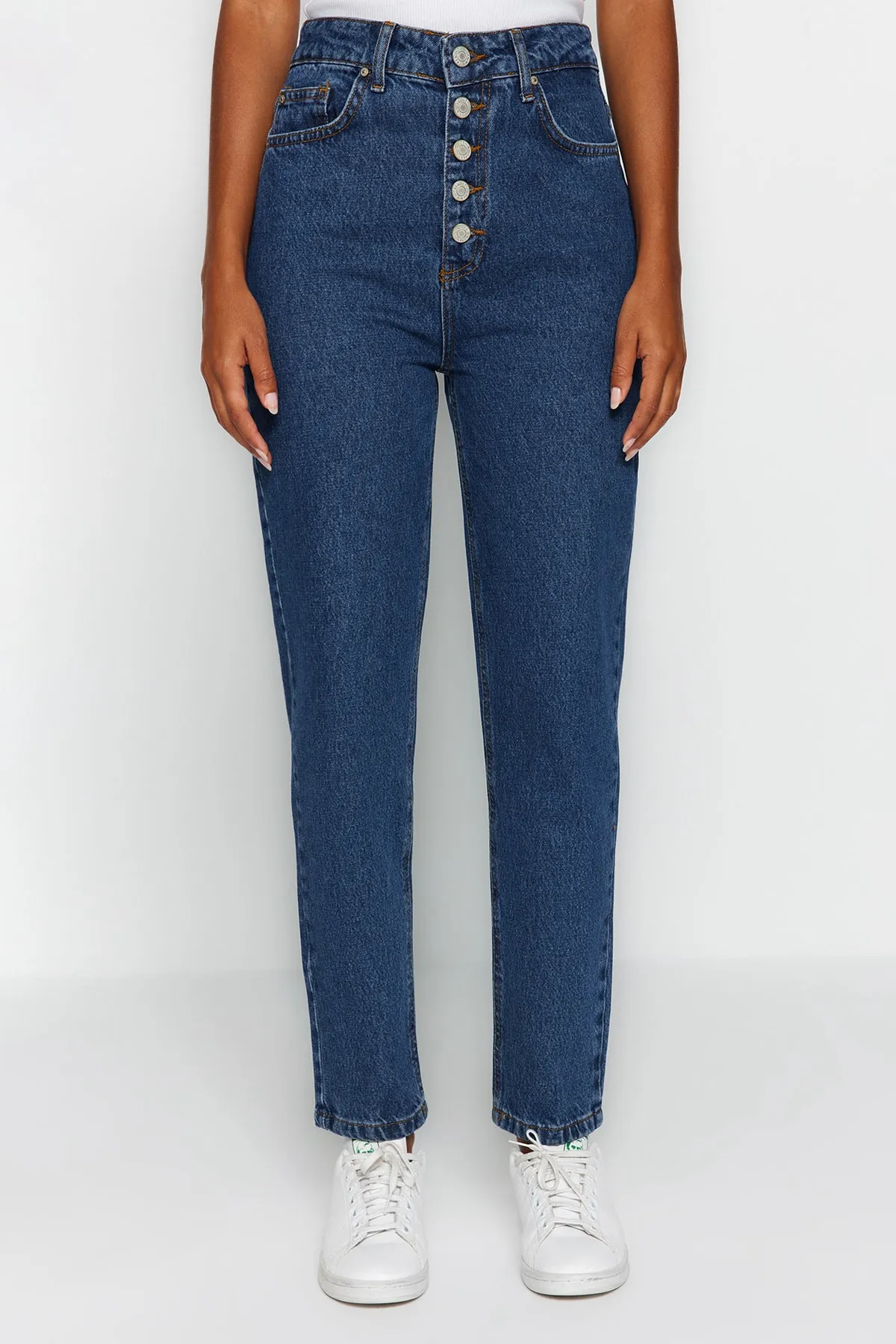 Trendyol Collection  Dunkelblaue Mom-Jeans mit hoher Taille und Knopfleiste vorne TWOAW24JE00071