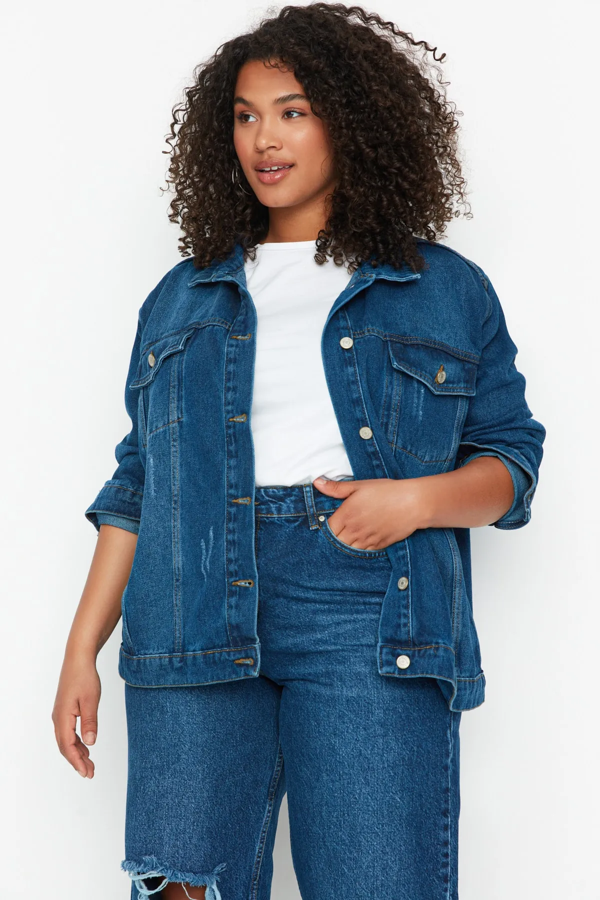 Trendyol Curve  Blaue Jeansjacke mit Taschendetail TBBSS22YE00000
