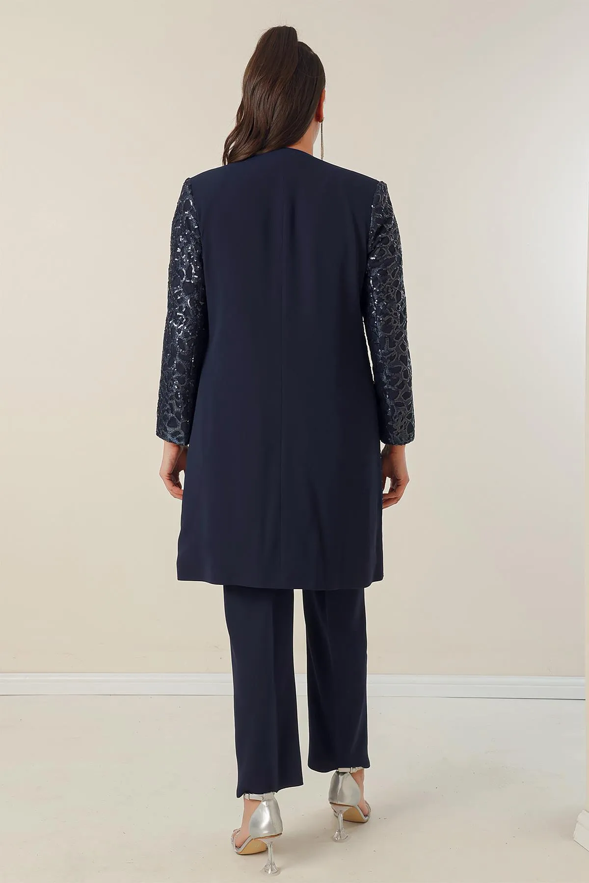 By Saygı  Kreppbluse mit Seitenschlitzen, Ärmeln und paillettengefütterter Jacke und Hose, 3-teiliges Set in Übergröße