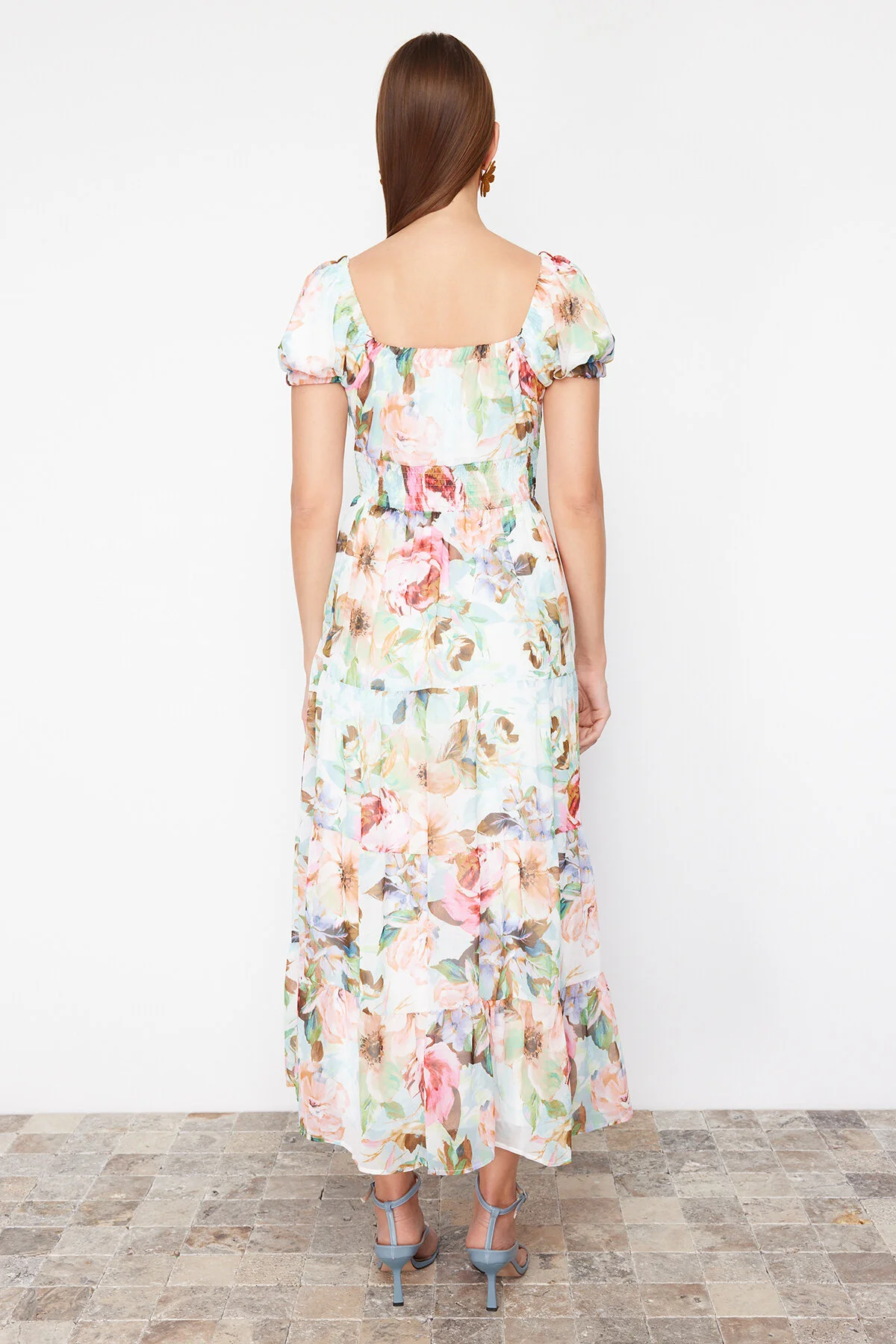Trendyol Collection  A-Linien-Maxi-Chiffonkleid mit Gipe-Detail - Rosa Blumenmuster, gefüttert TWOSS24EL00807