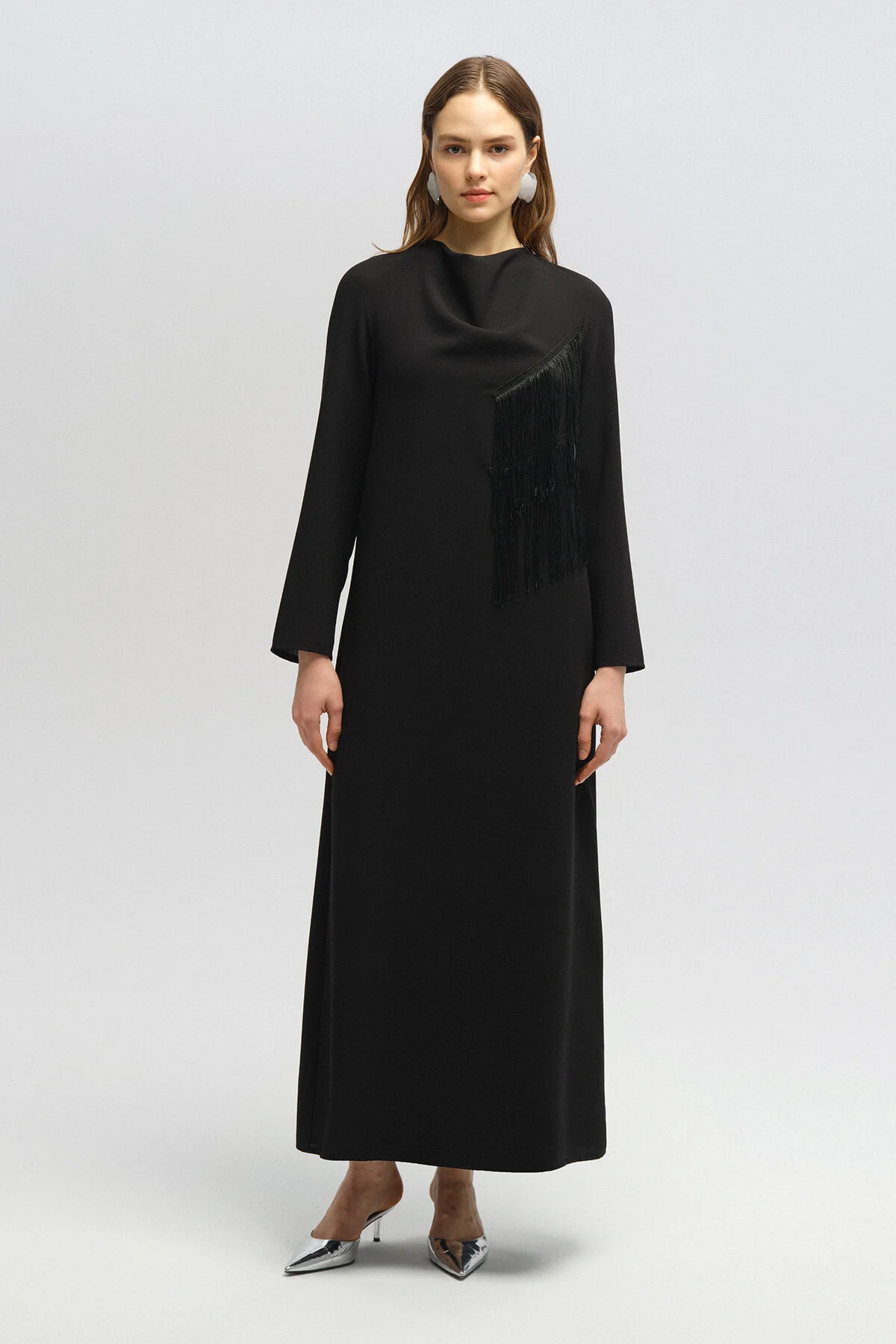 Touché Privé  KLEID AUS CRÉPE MIT QUASTEN