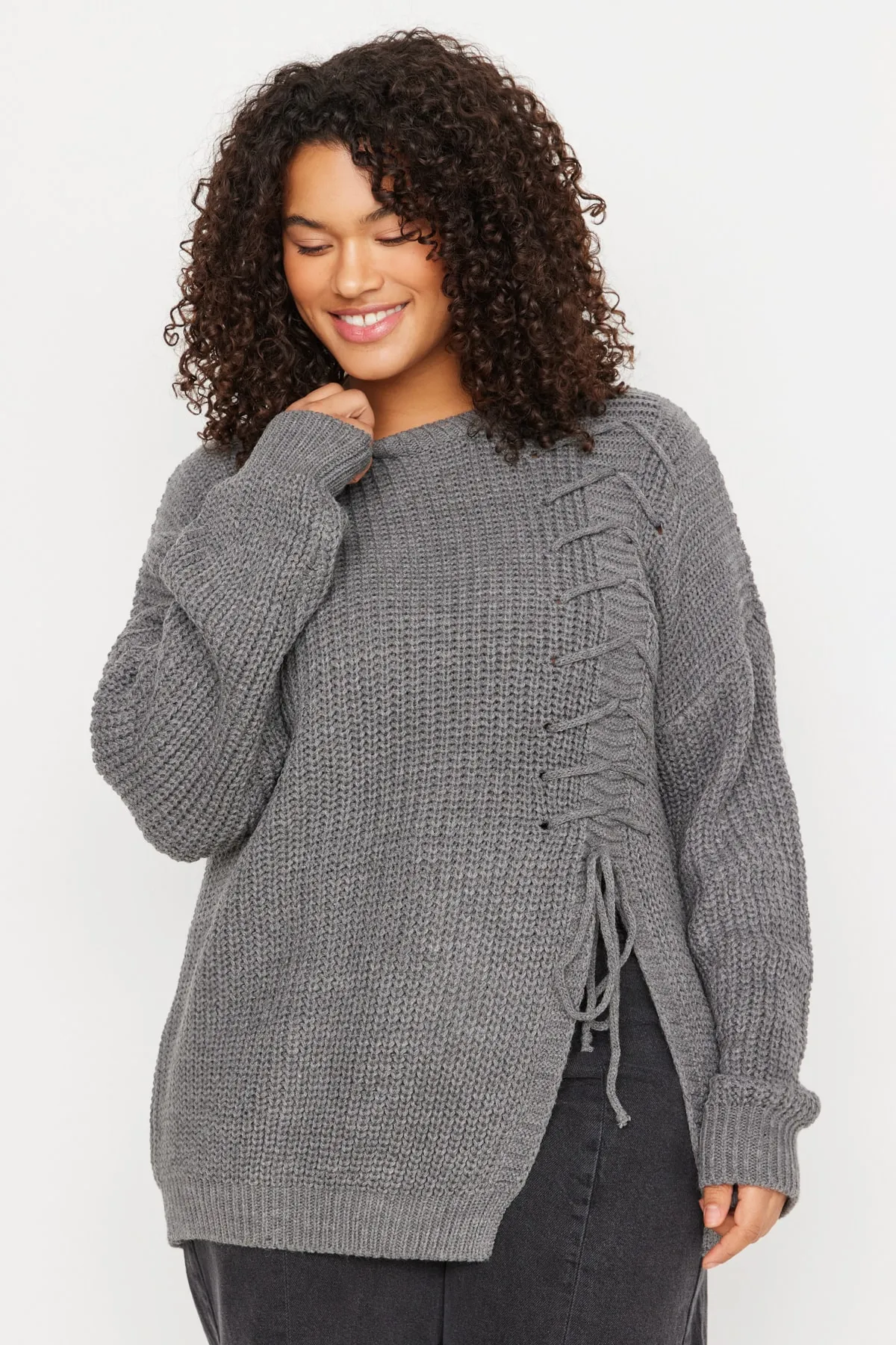 Trendyol Curve  Anthrazitfarbener Strickpullover mit Kreuzspitze und detailliertem Detail