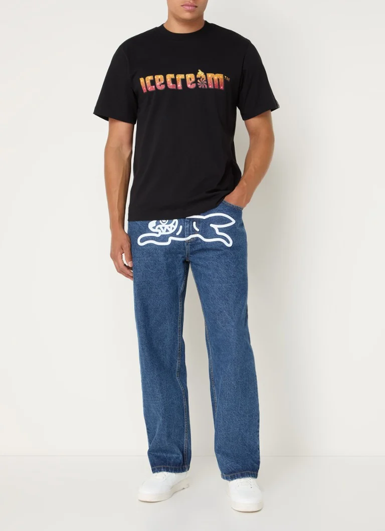 Tricou cu sigla „GELATO Soft Serve” imprimată pe el.