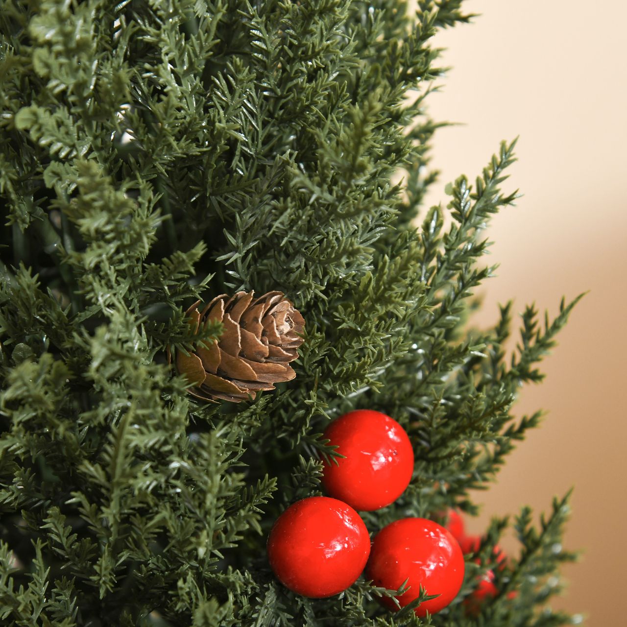 HOMCOM Weihnachtsbaum 50 cm Christbaum Zypressen-Weihnachtsbaum mit 7 roten Beeren und 6 Tannenzapfen Kunsttanne 170 Zweige für Tisch und Schreibtisch PVC PE Grün Ø27 x 47 cm