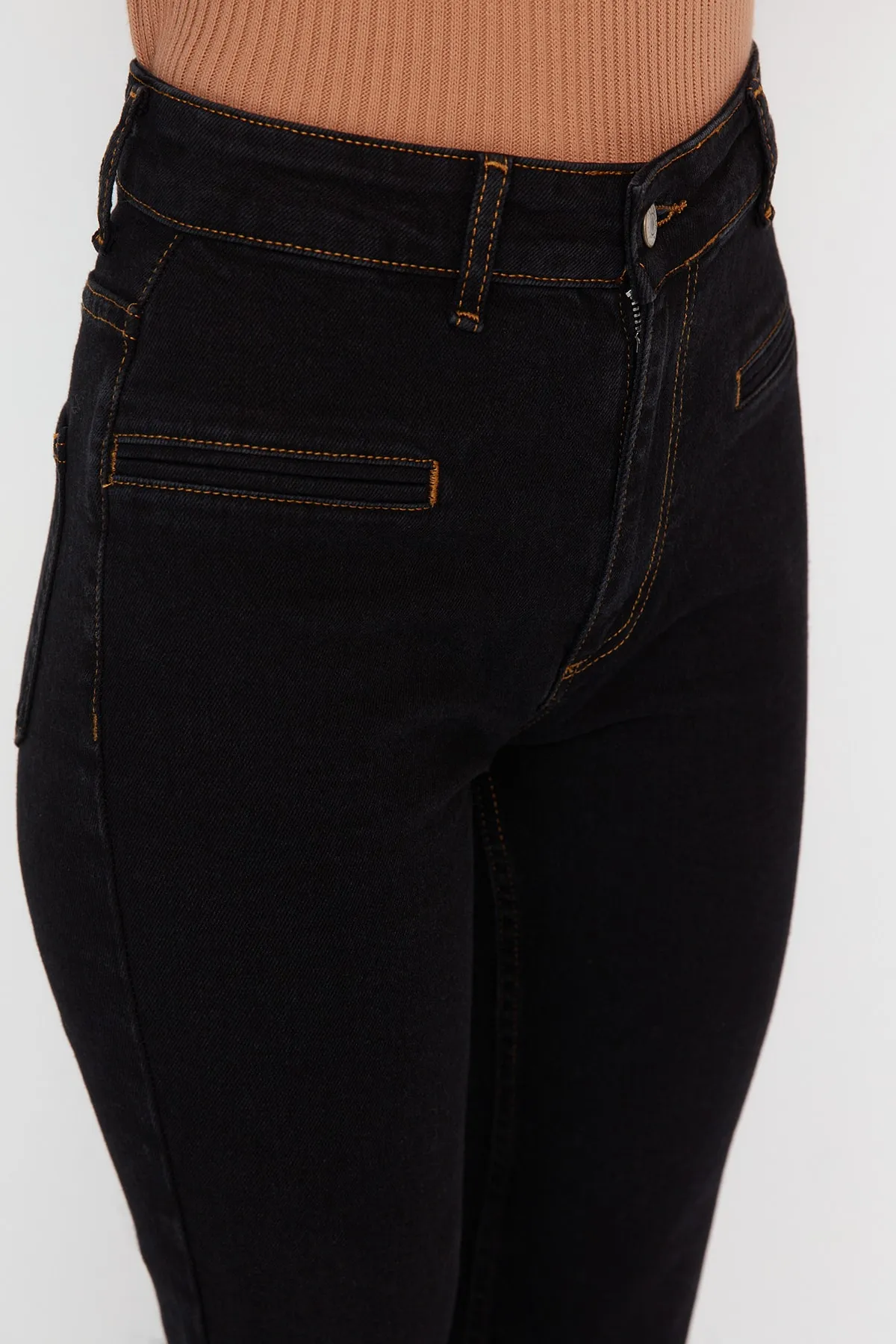 Trendyol Collection  Schwarze, nachhaltigere Bootcut-Jeans mit hoher Taille TWOAW23JE00356