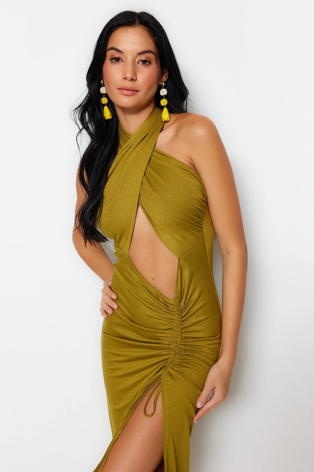 Trendyol Collection  Khakifarbenes, figurbetontes Maxi-Strandkleid mit Cut-out/Fensterausschnitt TBESS23EL00229