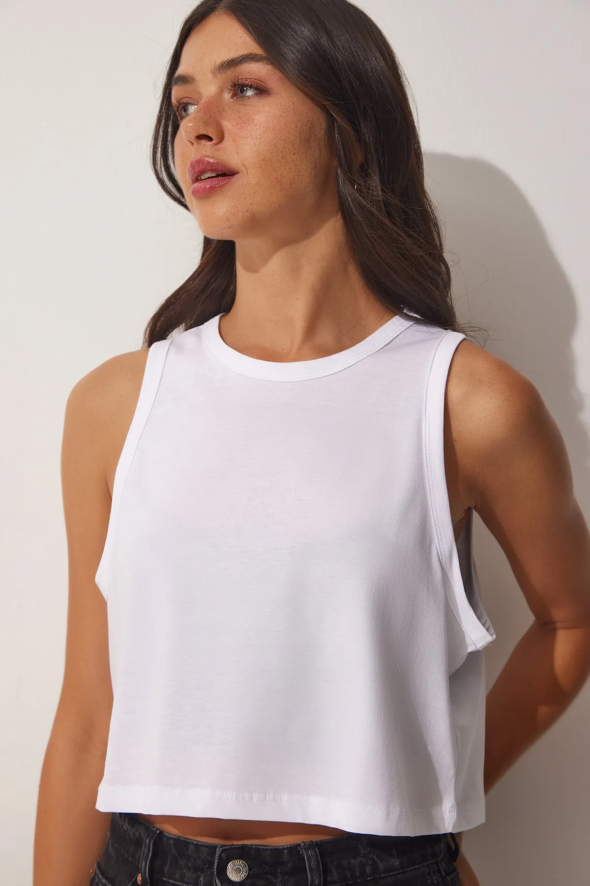 Happiness İstanbul  Weißes Damen-Crop-T-Shirt aus Baumwolle mit Neckholder-Kragen UB00097