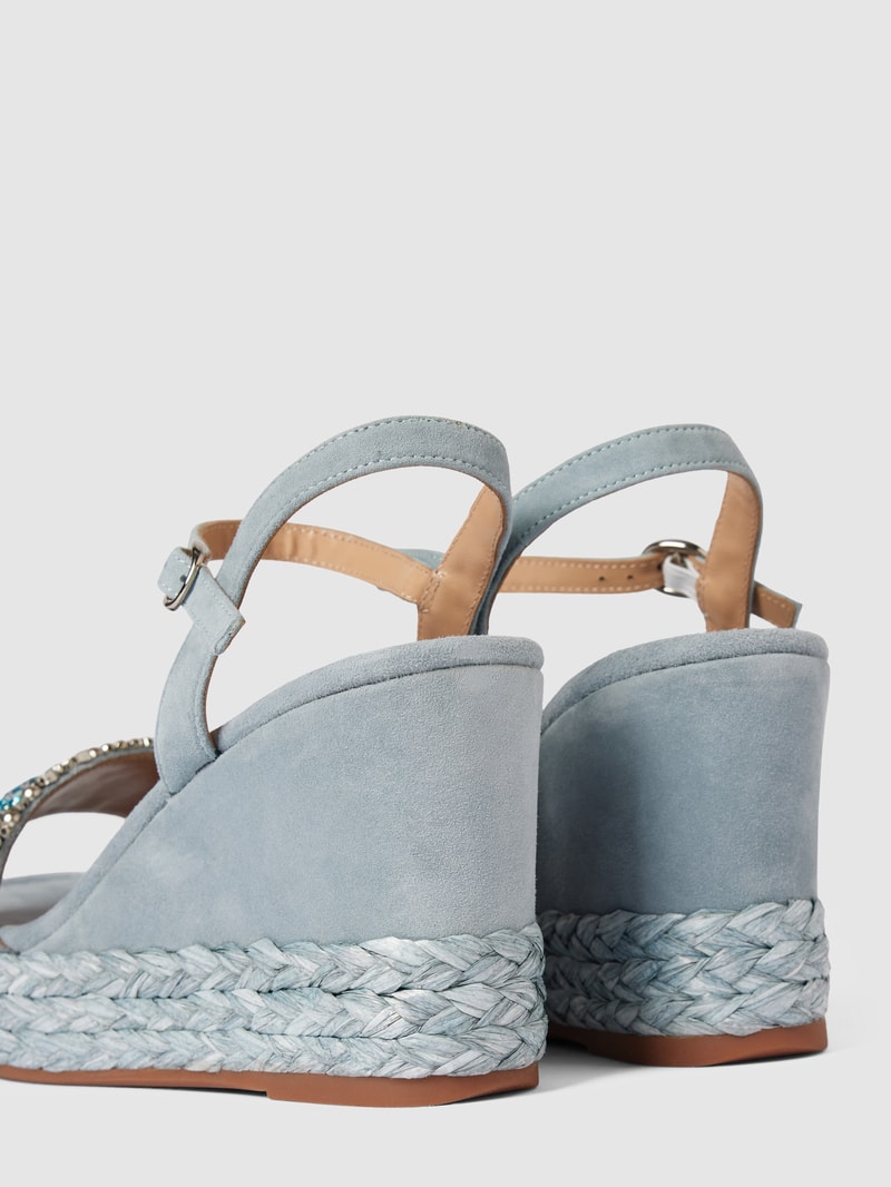 Wedges mit Ziersteinbesatz in hellblau