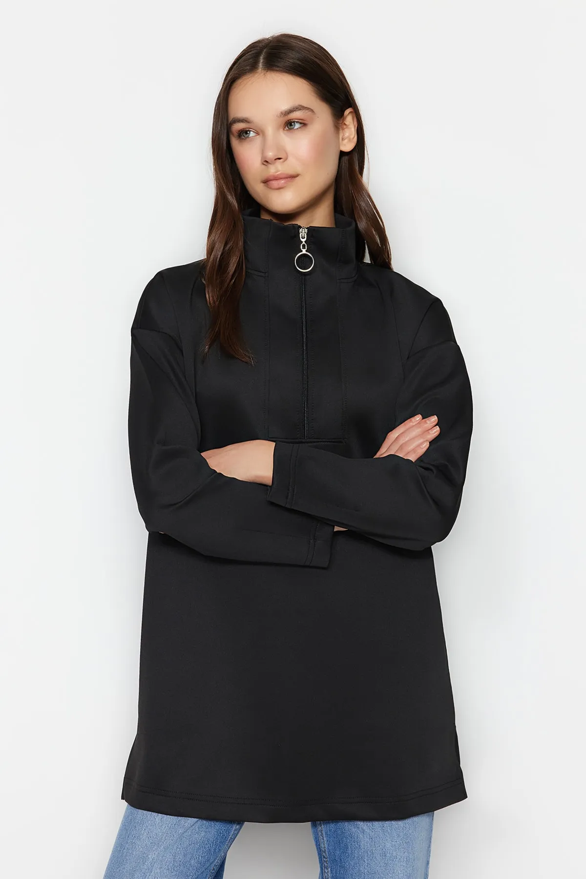 Trendyol Modest  Schwarzes, schlicht gestricktes Taucher-/Scuba-Sweatshirt mit Reißverschluss und detailliertem Ausschnitt TCTAW23TW00198
