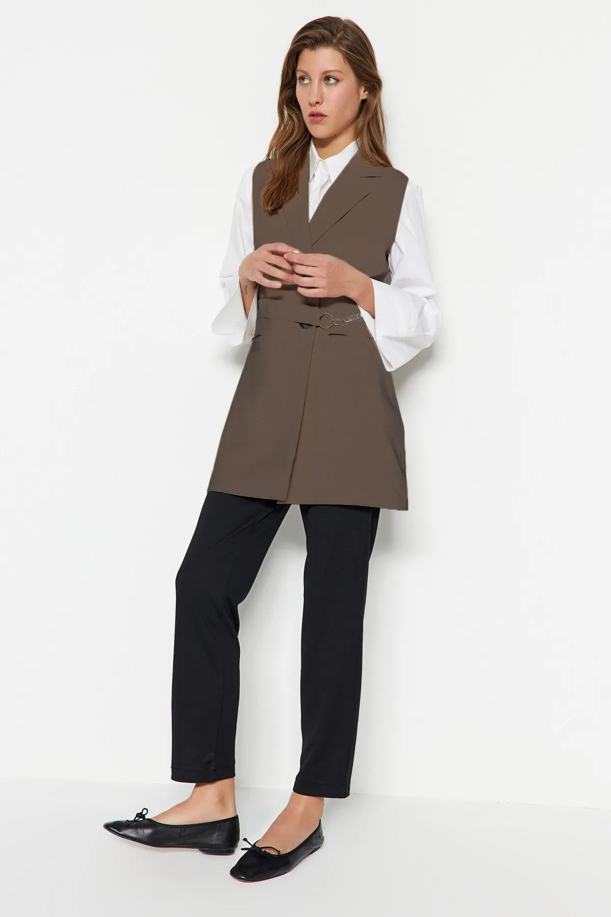 Trendyol Modest  Detaillierte gewebte Weste mit Nerzkettengürtel TCTAW23YL00013