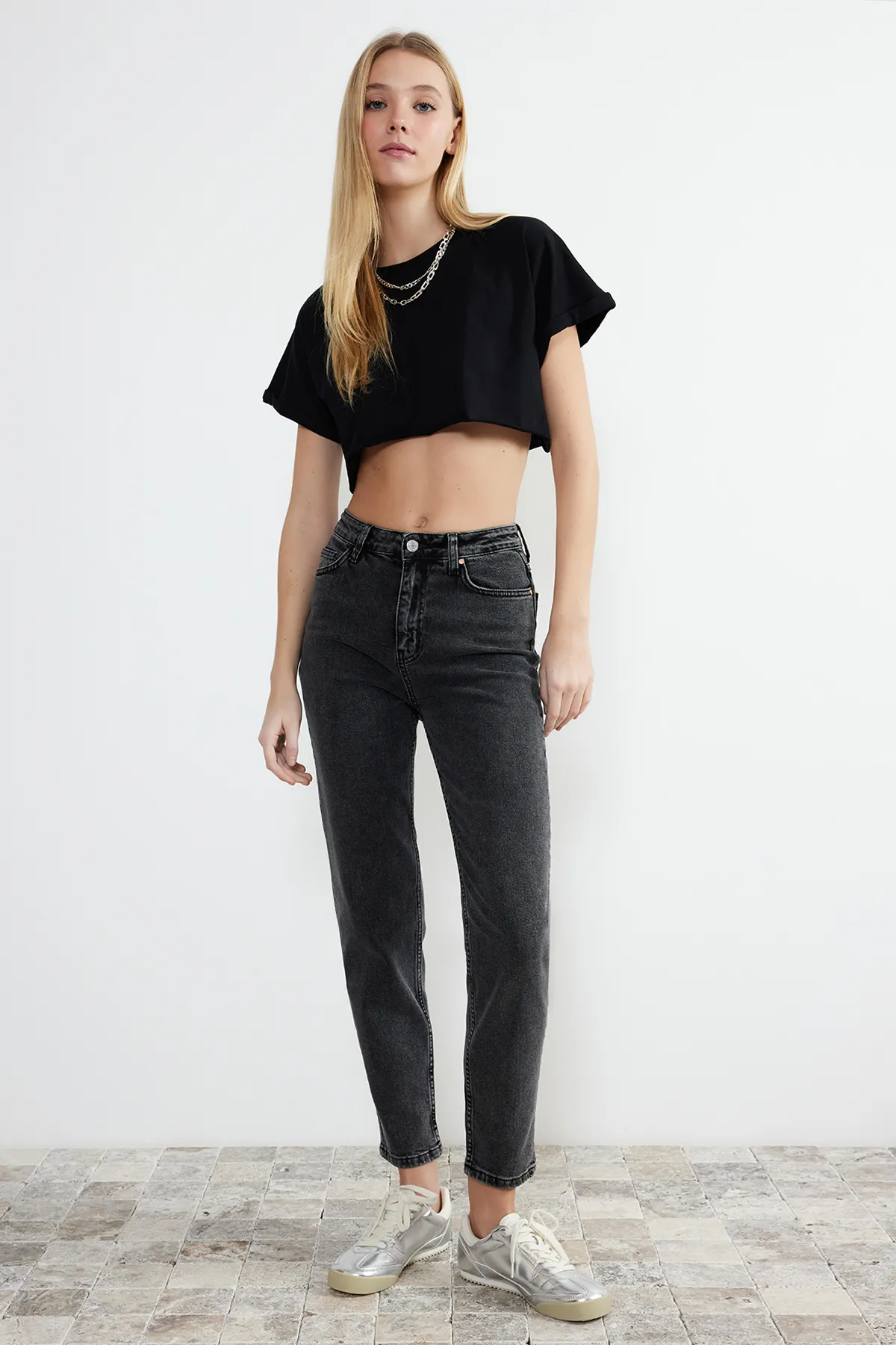 Trendyol Collection  Schwarze Slim Mom-Jeans mit hoher Taille TWOSS24JE00137