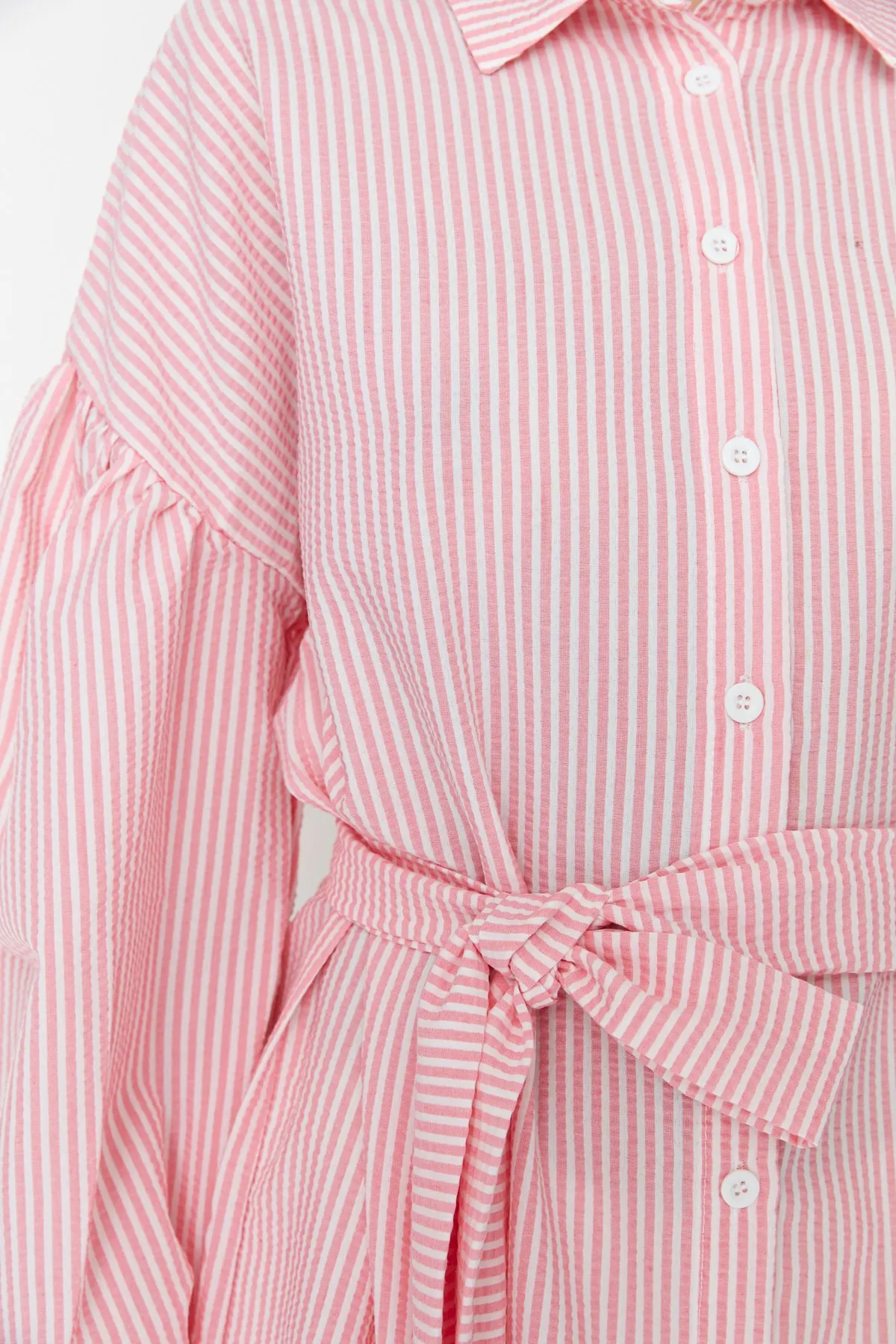 Trendyol Modest  Rosa gestreiftes, gewebtes Hemd mit Ballonärmeln und langem Rücken, Gürtel TCTSS22GO0116
