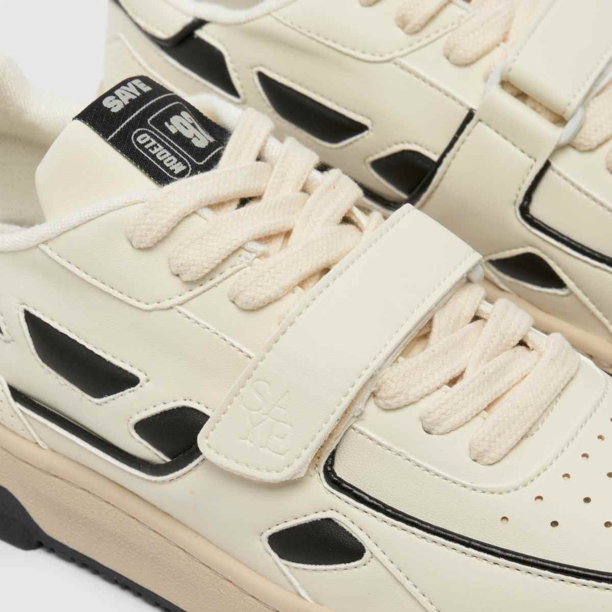 Športni copati SAYE modelo 92 v beli in črni barvi