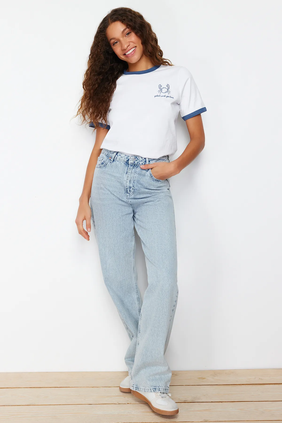 Trendyol Collection  Ecrufarbenes Strick-T-Shirt aus 100 % Baumwolle mit bestickten Kontrastpaspeln TWOSS24TS00037