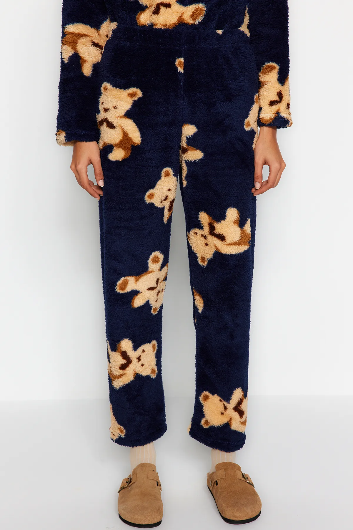 Trendyol Collection  Marineblaues Pyjama-Set aus T-Shirt und Hose mit Teddybär-Muster aus Wellsoft-Strick THMAW24PT00263