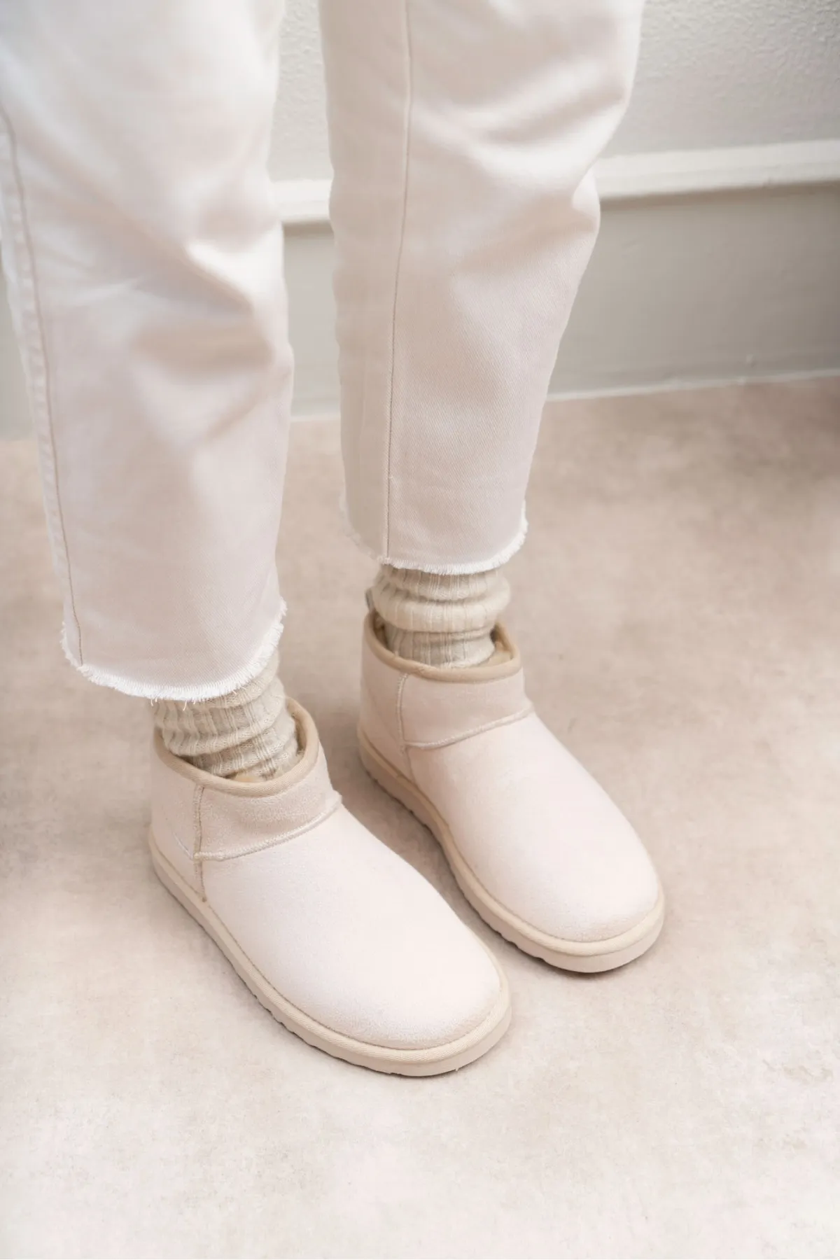 NİŞANTAŞI SHOES  Mini Beige Wildleder Halbstiefel mit Federn innen Flache Sohle Damenschuhe