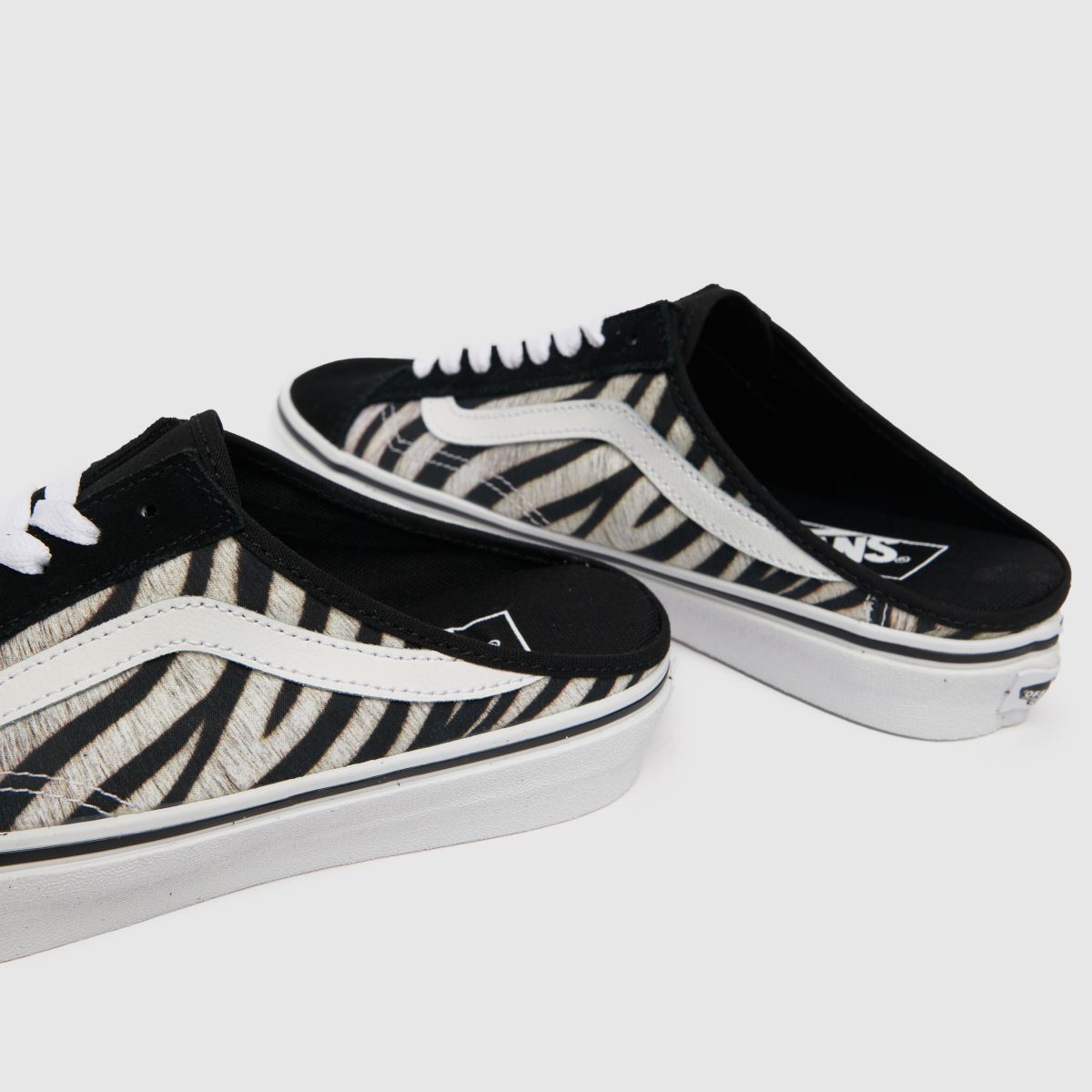 Vans UA Style 23 mule-sneakers i vitt och svart