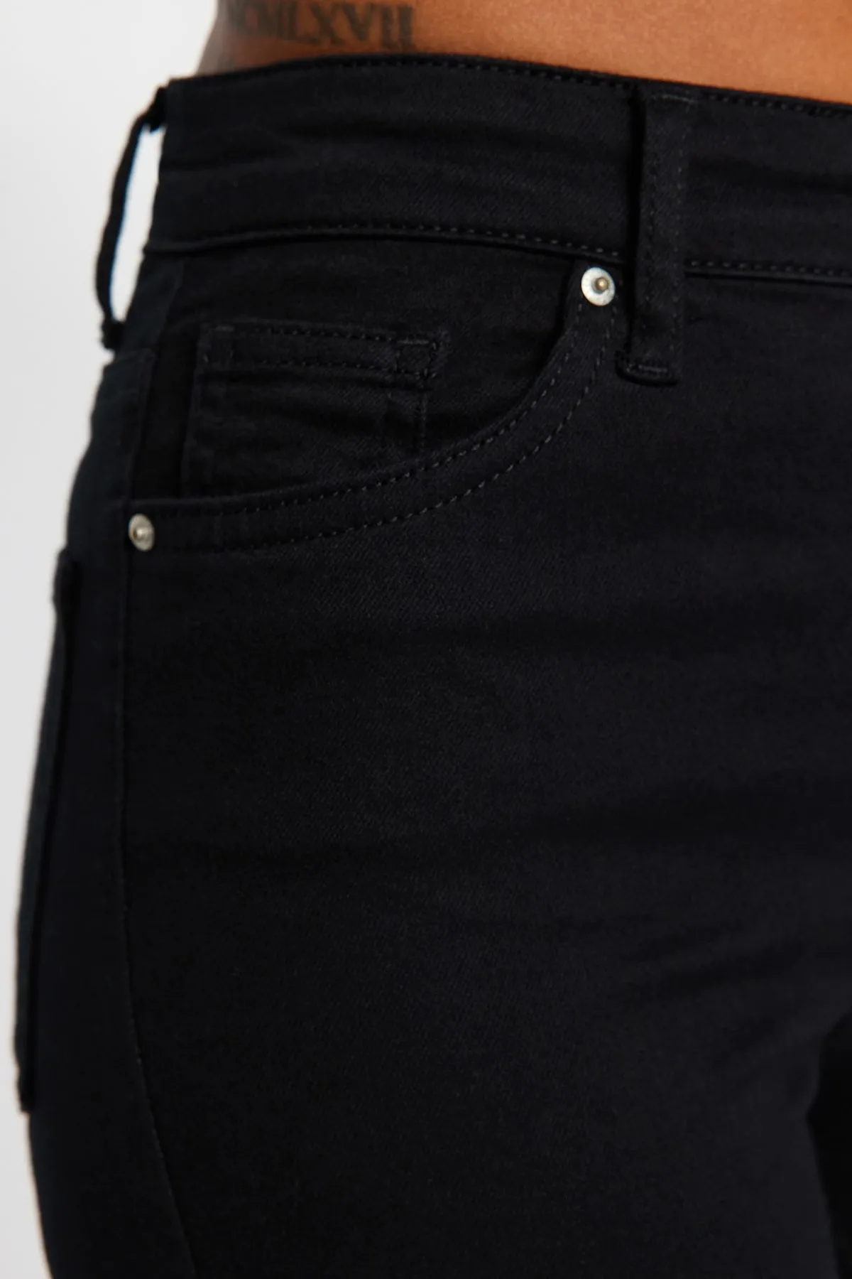 Trendyol Collection  Lichtechte schwarze Skinny Jeans mit hoher Taille und Knopfleiste vorne TWOAW24JE00090