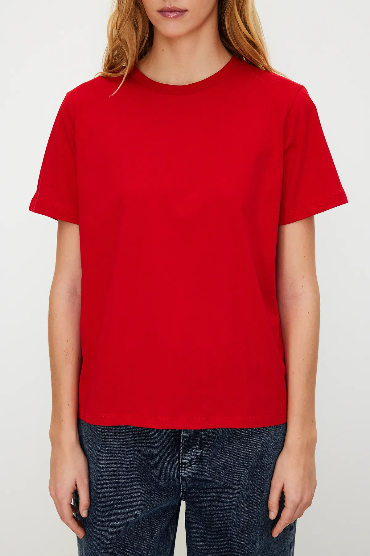 Trendyol Collection  Rotes Basic-Strick-T-Shirt aus 100 % Baumwolle mit Rundhalsausschnitt TWOSS23TS00000