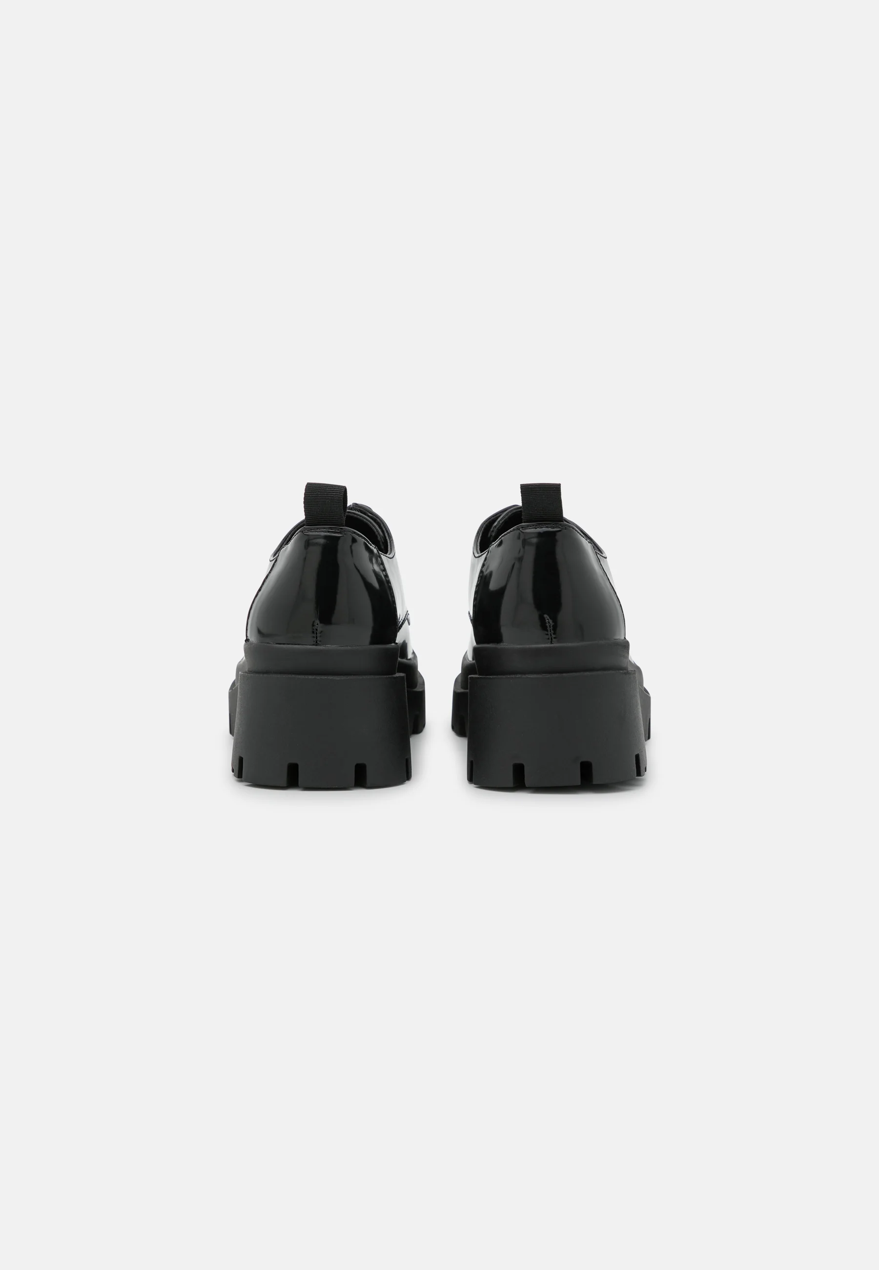 Zapatos con cordones pares e impares