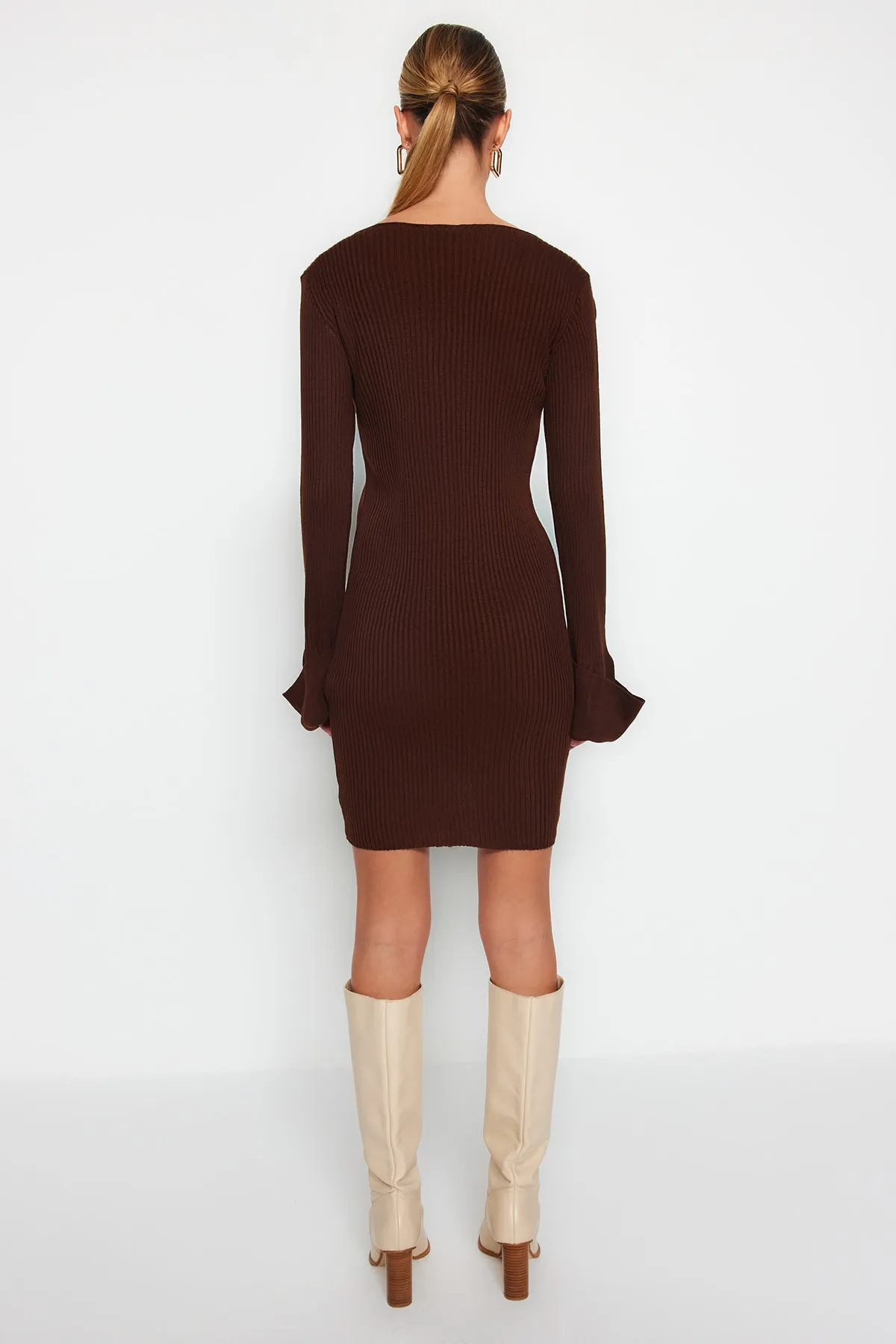 Trendyol Collection  Braunes Mini-Strickkleid mit V-Ausschnitt TWOAW22EL0564