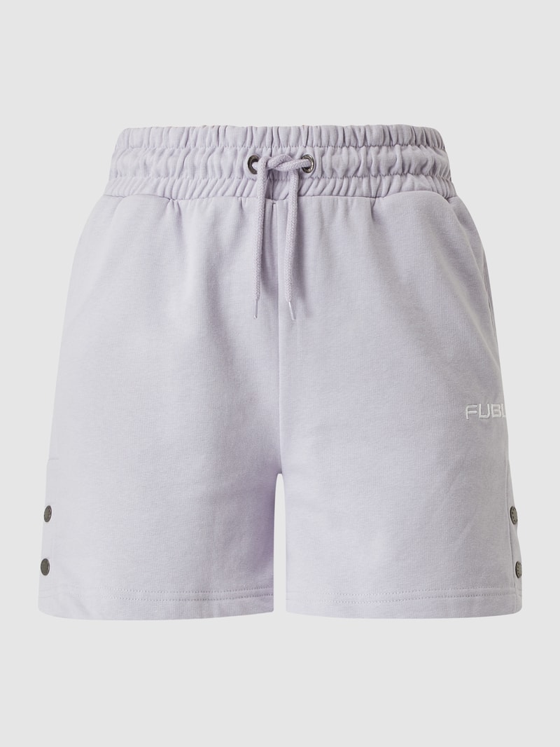 Shorts mit seitlicher Knopfleiste in flieder