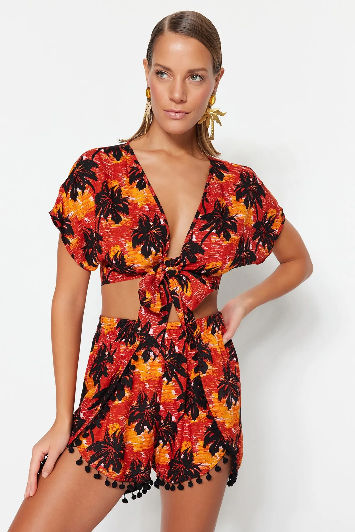 Trendyol Collection  Set aus Bluse und Shorts mit tropischem Muster, gewebten Streifen, Accessoire TBESS19BB0257