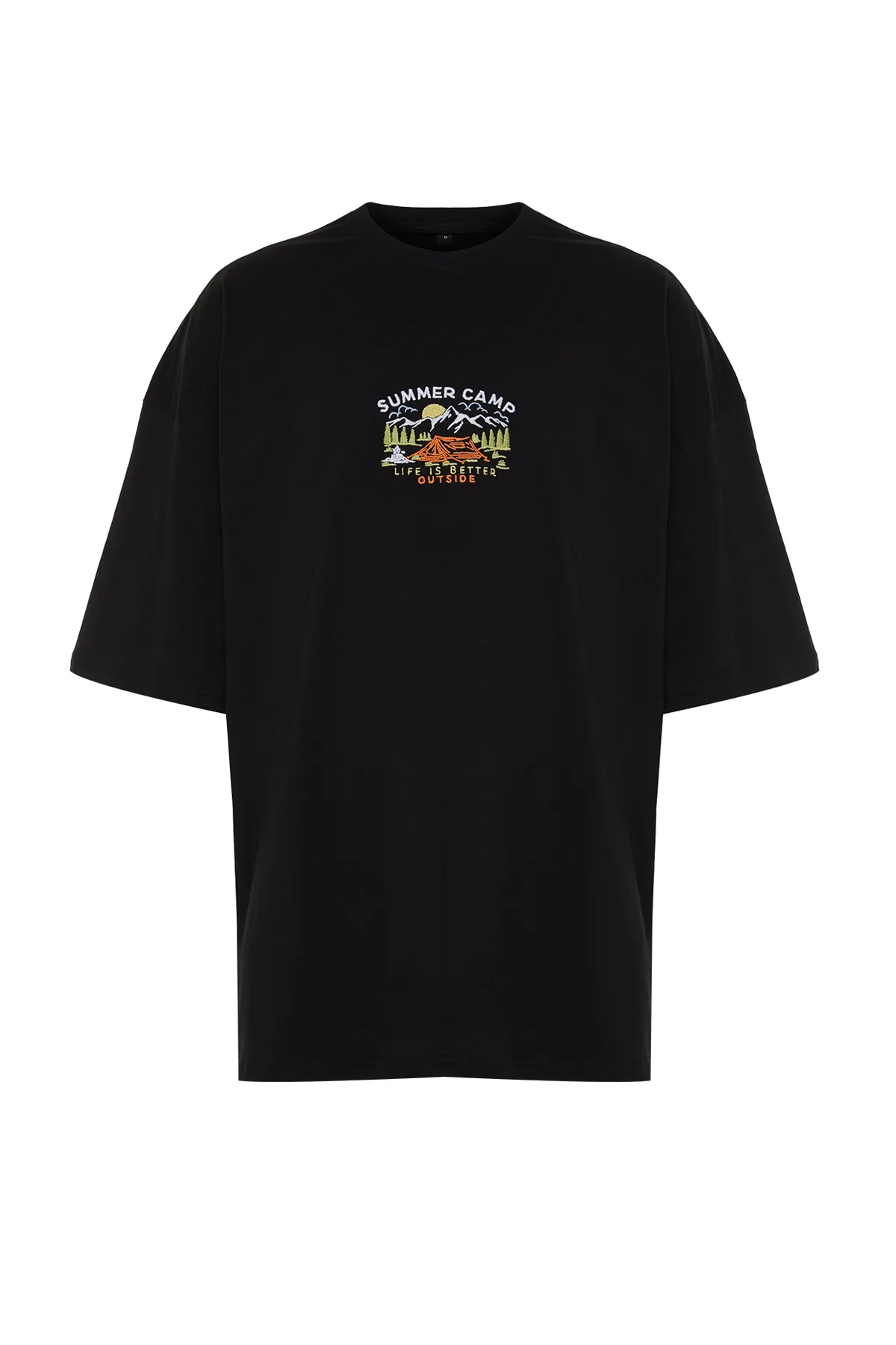 Trendyol Collection  Schwarzes, übergroßes/weit geschnittenes, kurzärmliges, landschaftlich besticktes T-Shirt aus 100 % Baumwolle TMNSS23TS00243
