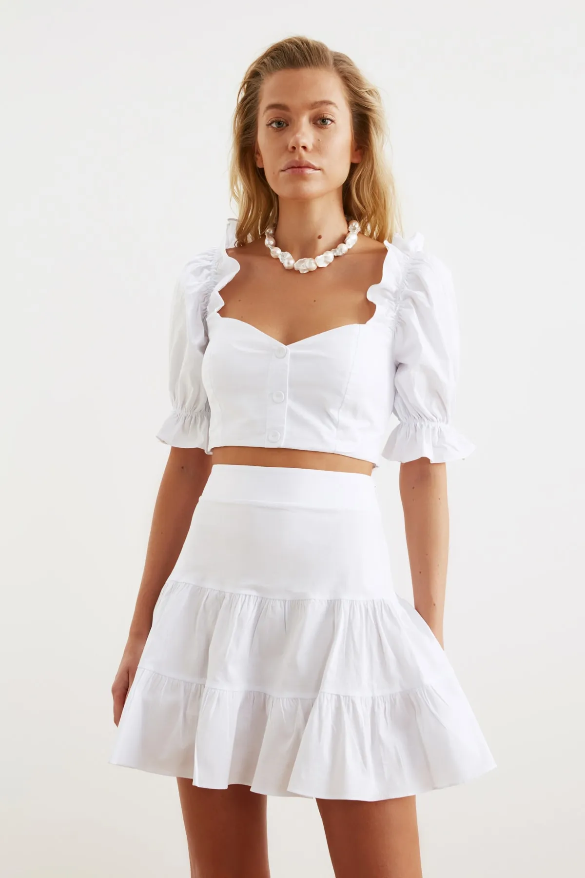 Trendyol Collection  Weißes Strand-Höschen-Top-Set mit Ballonärmeln und Volants TBESS20AU0017