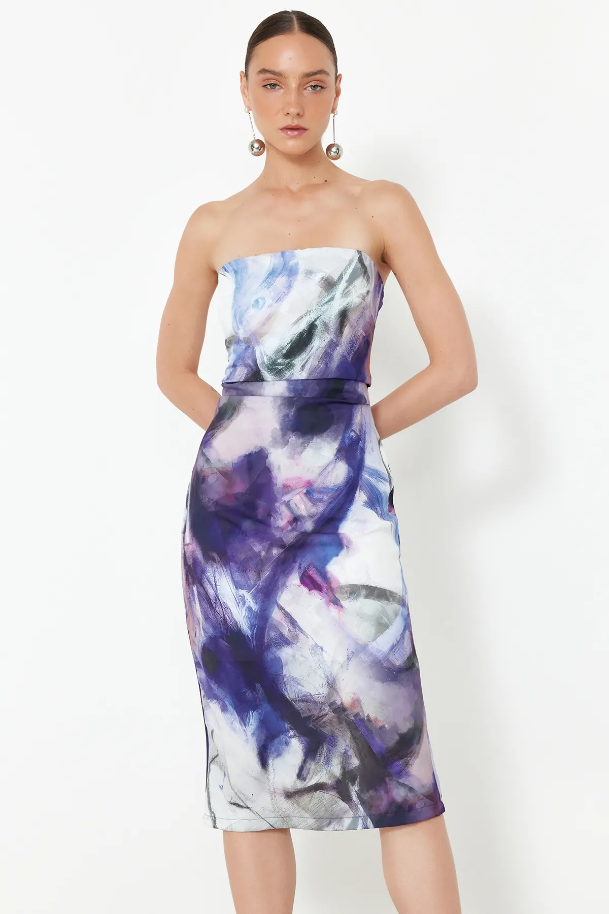 Trendyol Collection  Blaues, gerade geschnittenes Midikleid aus gewebtem Satin mit abstraktem Muster TWOSS24EL00933