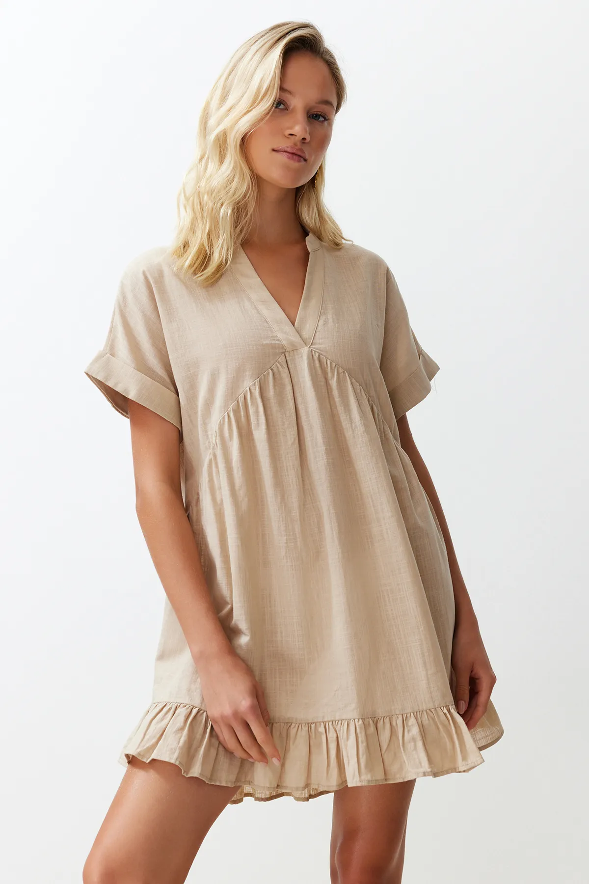 Trendyol Collection  Beigefarbenes, weit geschnittenes Mini-Strandkleid mit gewebten Rüschen TBESS24EL00113