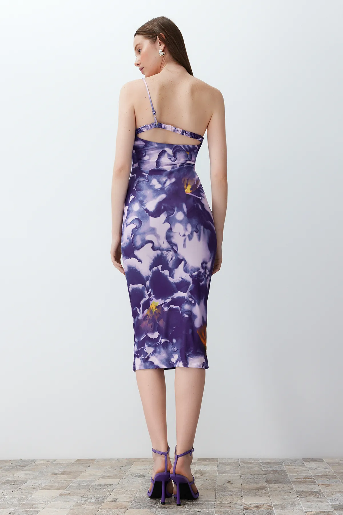 Trendyol Collection  Lila bedrucktes tailliertes Midi-Bleistiftkleid mit One-Shoulder-Träger und dehnbarem Strick TWOSS23EL01577
