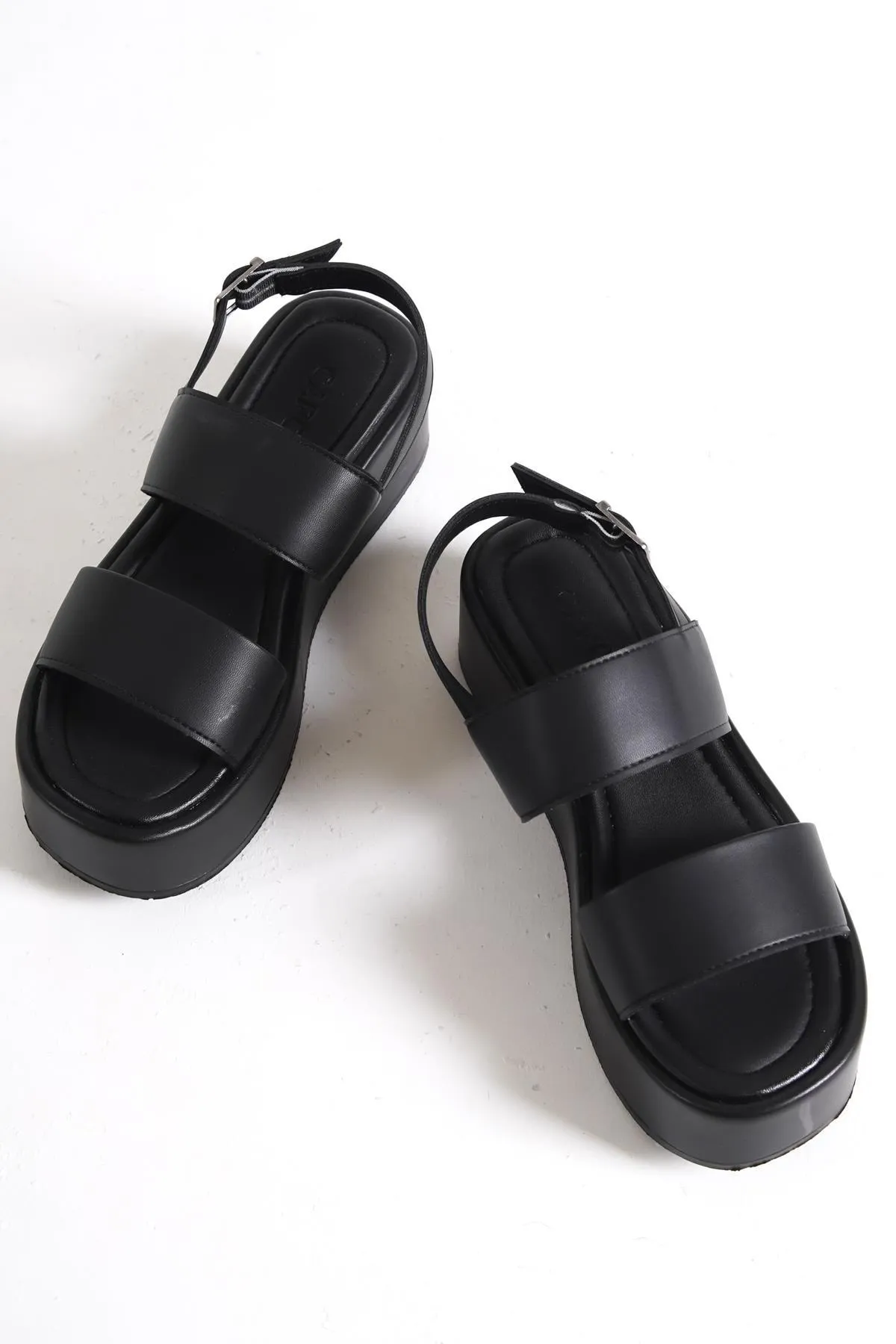 Capone Outfitters  Capone dicke, doppelt geschnürte Keilabsatz-Sandalen für Damen in Schwarz