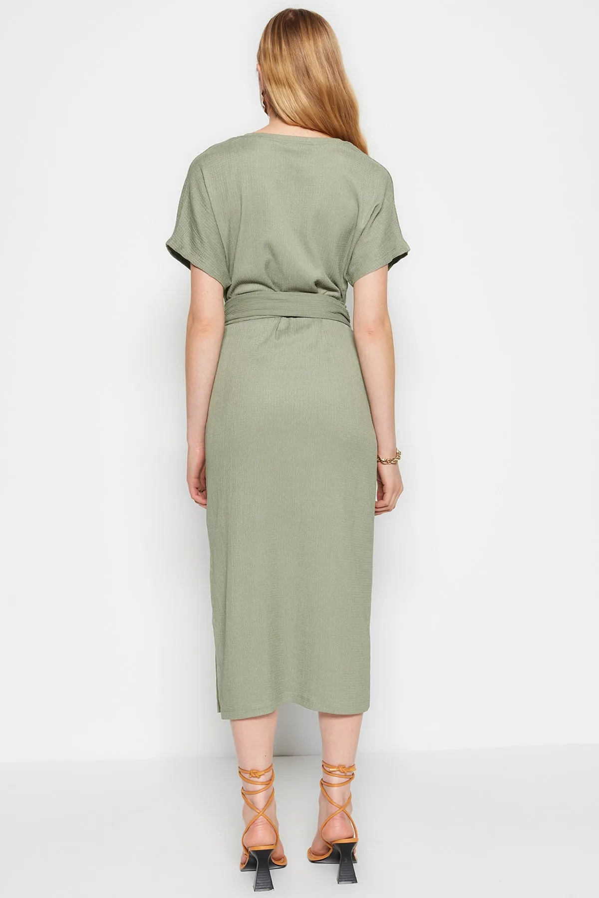 Trendyol Collection  Khakifarbenes Wickel-/strukturiertes Midi-Strickkleid mit Rundhalsausschnitt, Gürtel TWOSS23EL00709