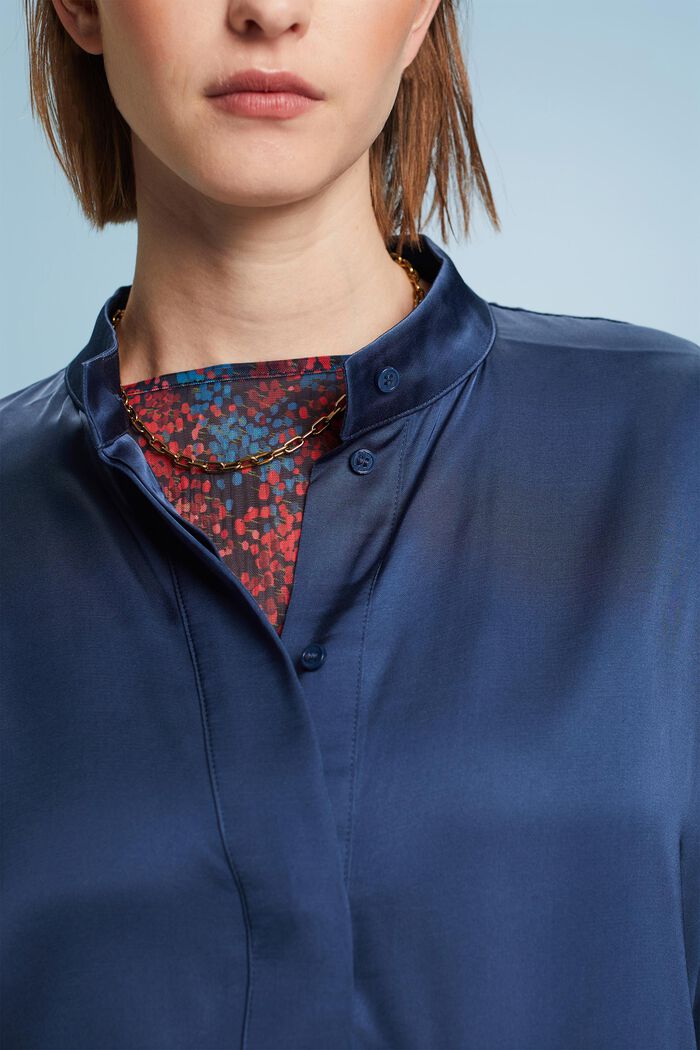 Satinbluse mit geknöpfter Front