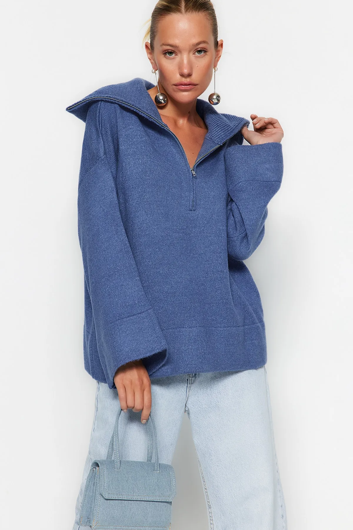 Trendyol Collection  Blauer, weich strukturierter Basic-Strickpullover mit weiter Passform TWOAW23KZ00236