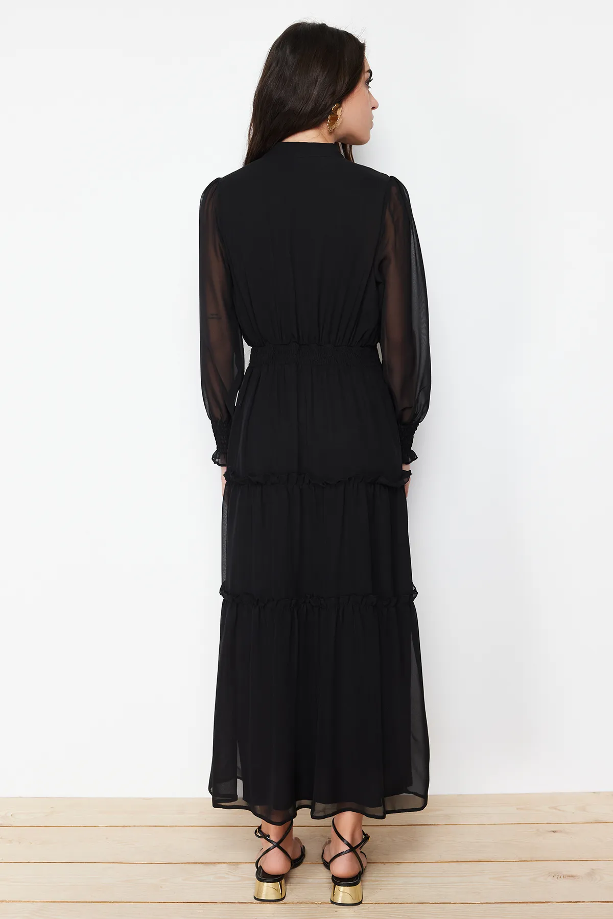 Trendyol Modest  Schwarzes Hemdkleid aus gewebtem Chiffon mit Ärmeln und Taille und detailliertem Futter TCTSS24EB00046