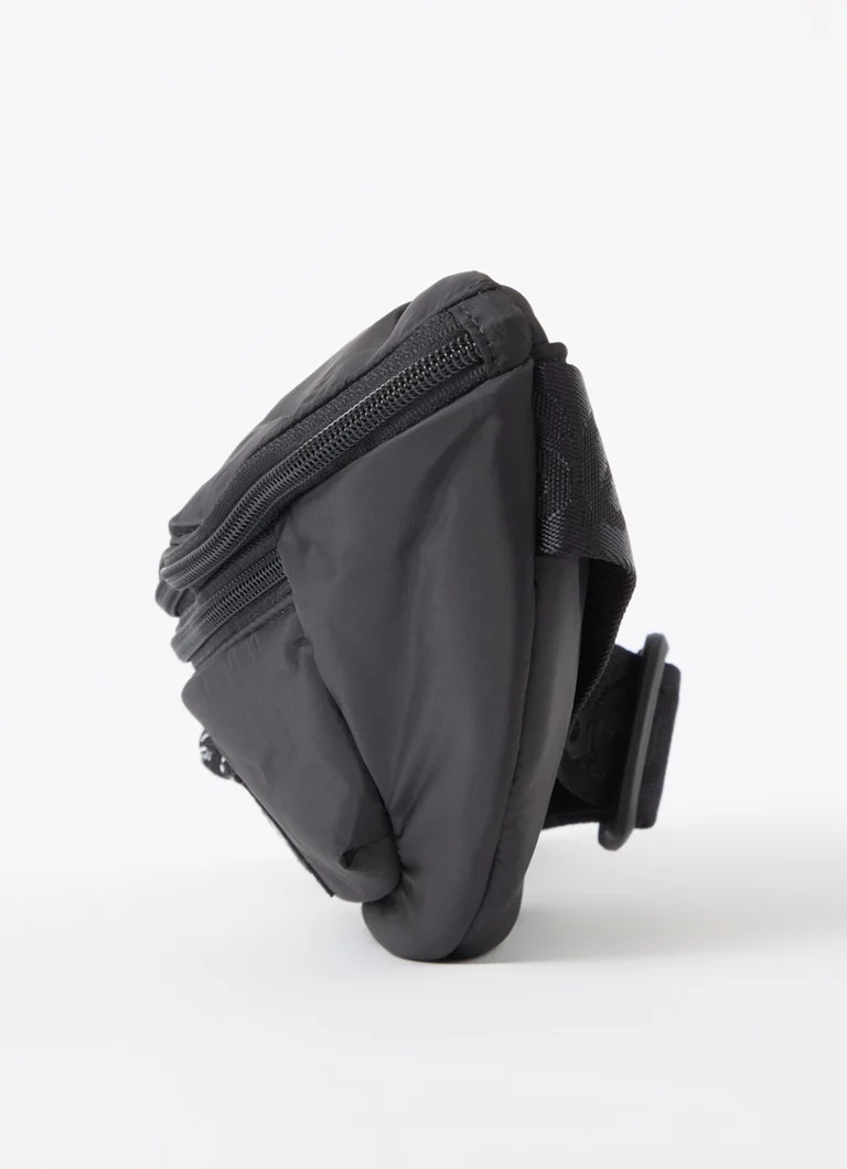 Sac banane Luis de SAMSØE SAMSØE, orné du logo et doté d'une bandoulière ajustable.