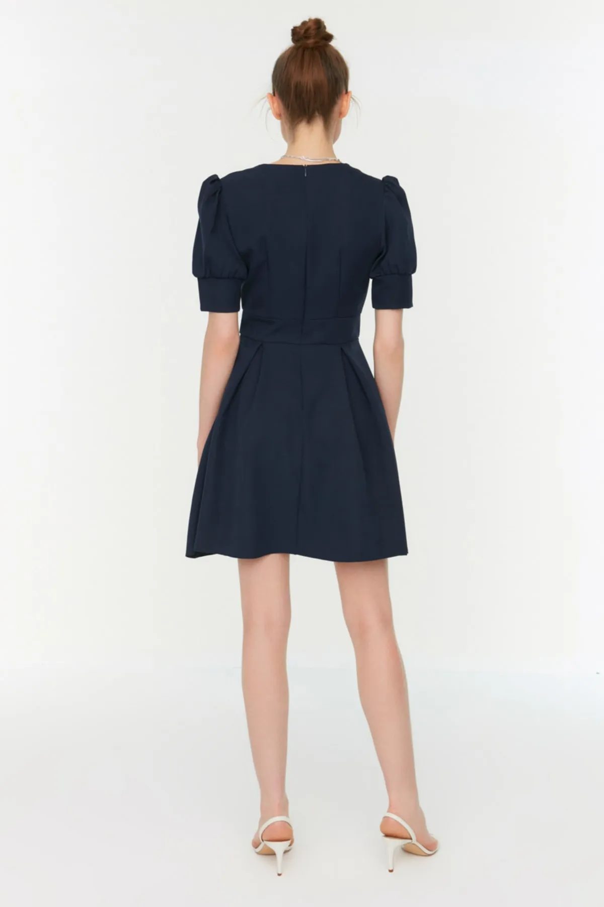 Trendyol Collection  Marineblaues Mini-gefüttertes, zweireihiges, gewebtes Kleid mit Taillenöffnung und plissiertem Kragen TWOSS20EL1639