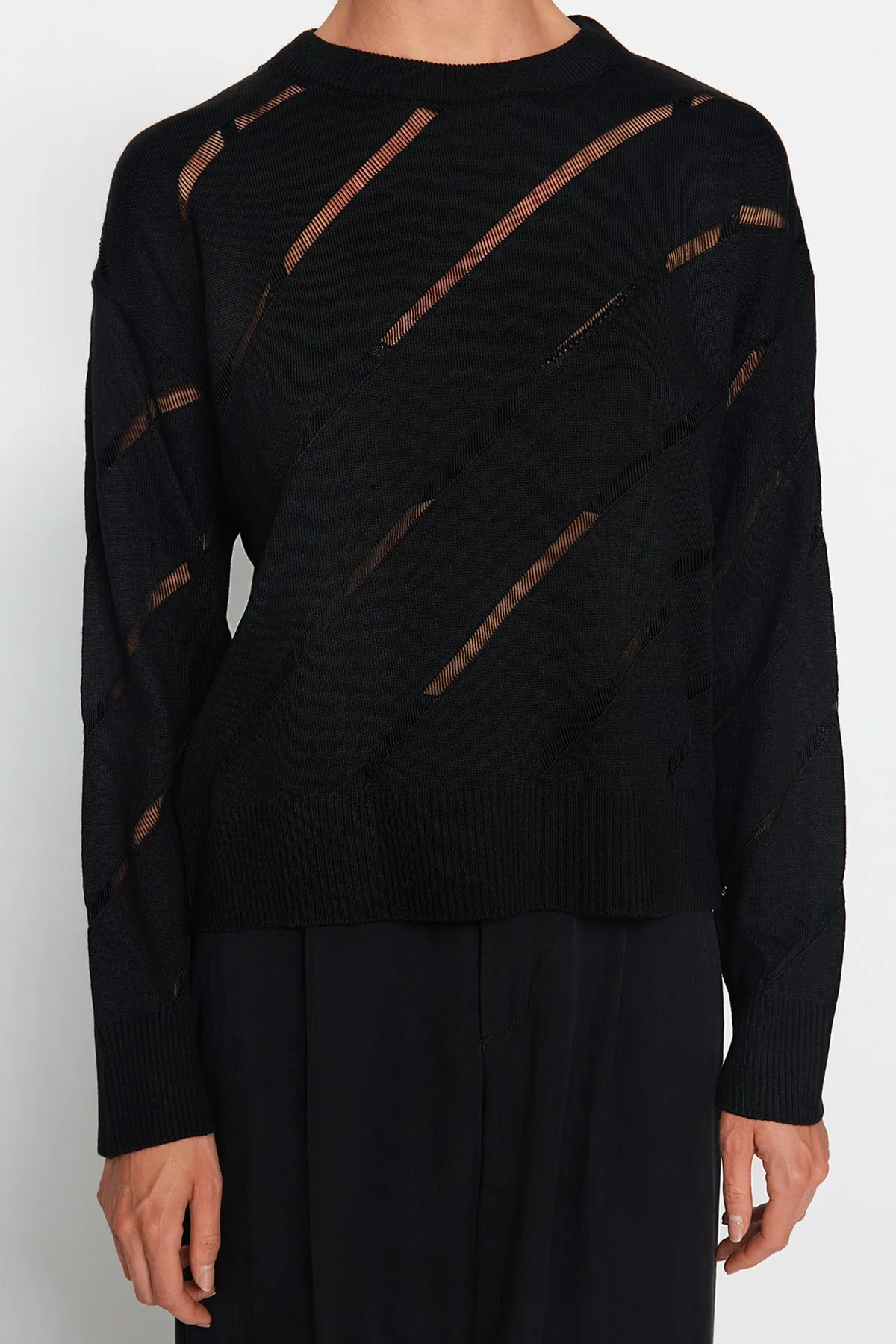 Trendyol Collection  Schwarzer Strickpullover mit Lochmuster TWOAW24KZ00157
