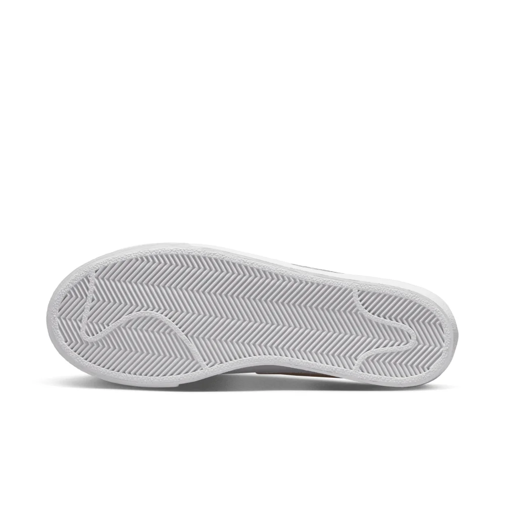 Nike Blazer Low Platform DQ7571-100 / weiss